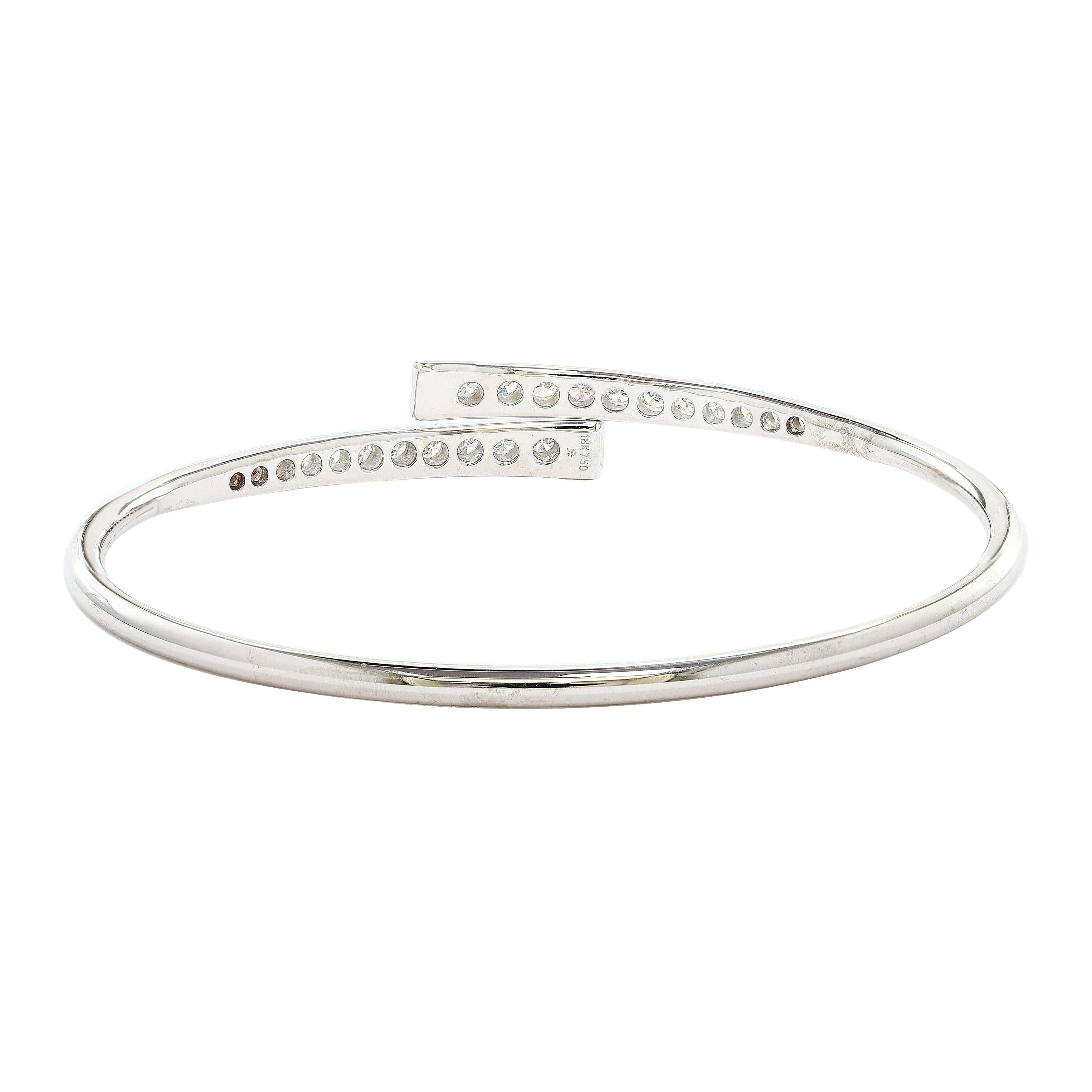 Moderne Bracelet jonc Grandeur en or blanc 18 carats avec diamants taille ronde de 1,32 carat en vente