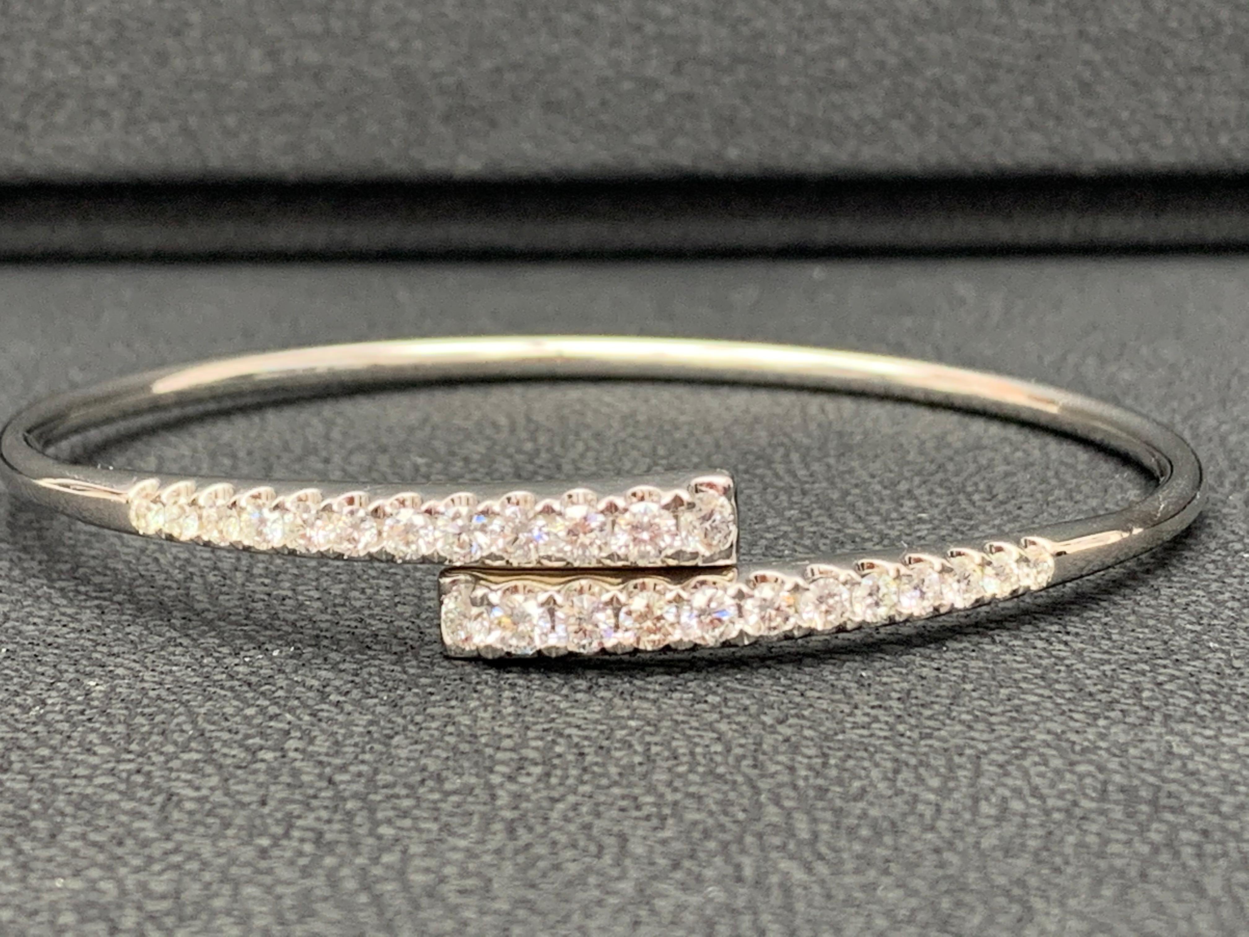 Grandeur 1.32 Carats Round Cut Diamond 18K White Gold Bangle In New Condition For Sale In NEW YORK, NY