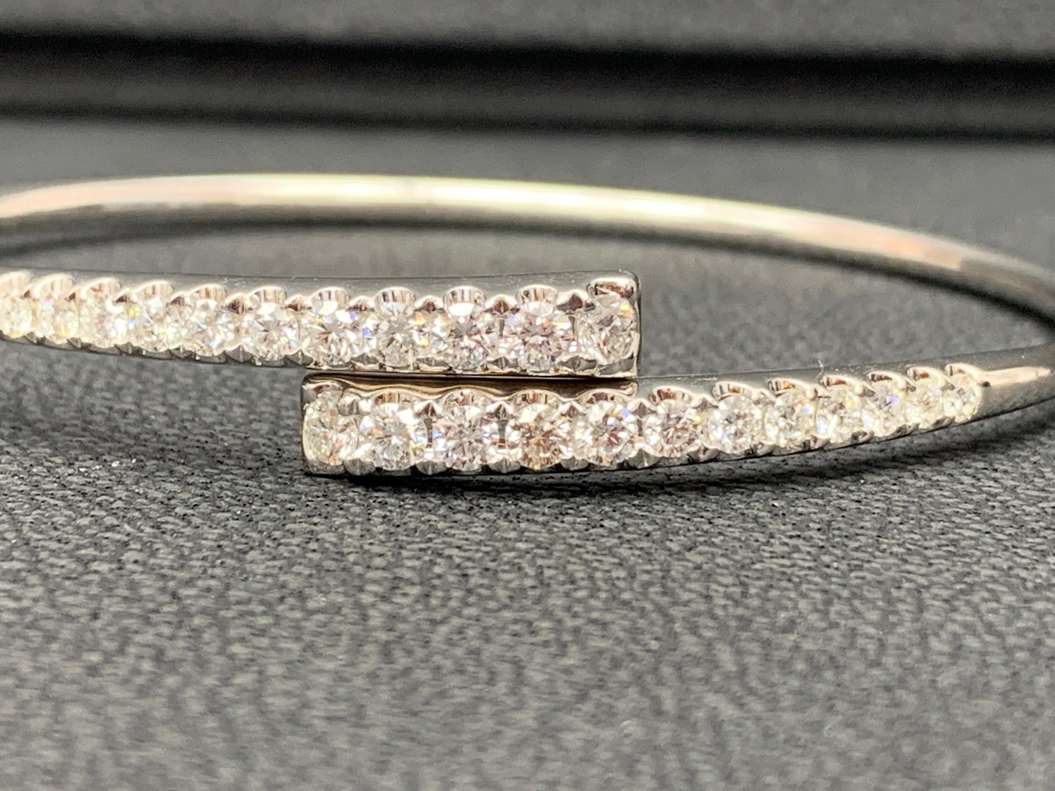 Bracelet jonc Grandeur en or blanc 18 carats avec diamants taille ronde de 1,32 carat en vente 1