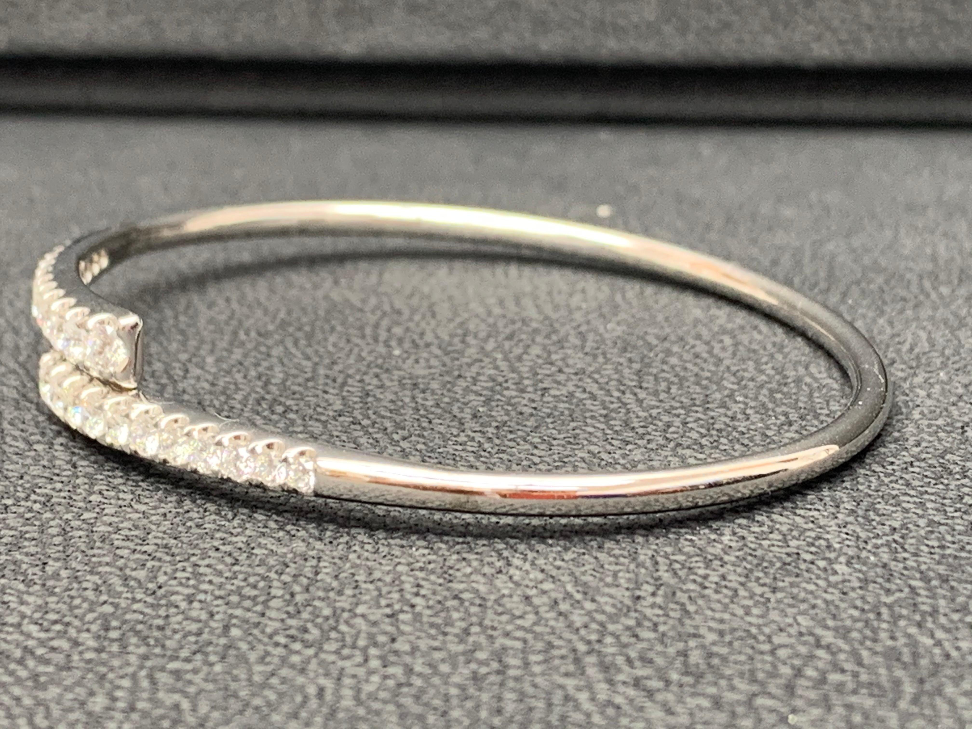 Bracelet jonc Grandeur en or blanc 18 carats avec diamants taille ronde de 1,32 carat en vente 2