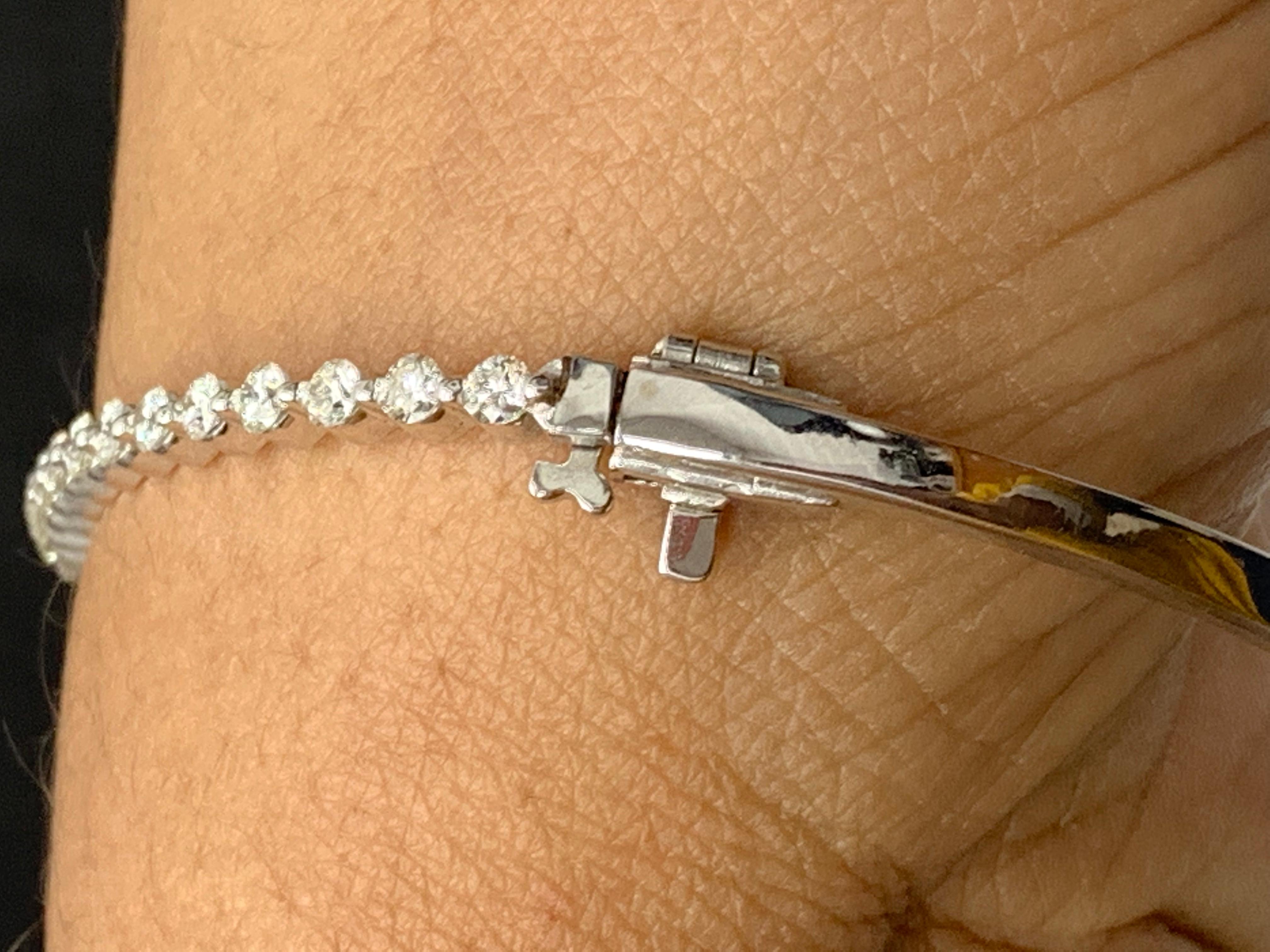 Bracelet jonc en or blanc 14 carats avec diamants ronds taille brillant de 1,75 carat en vente 4