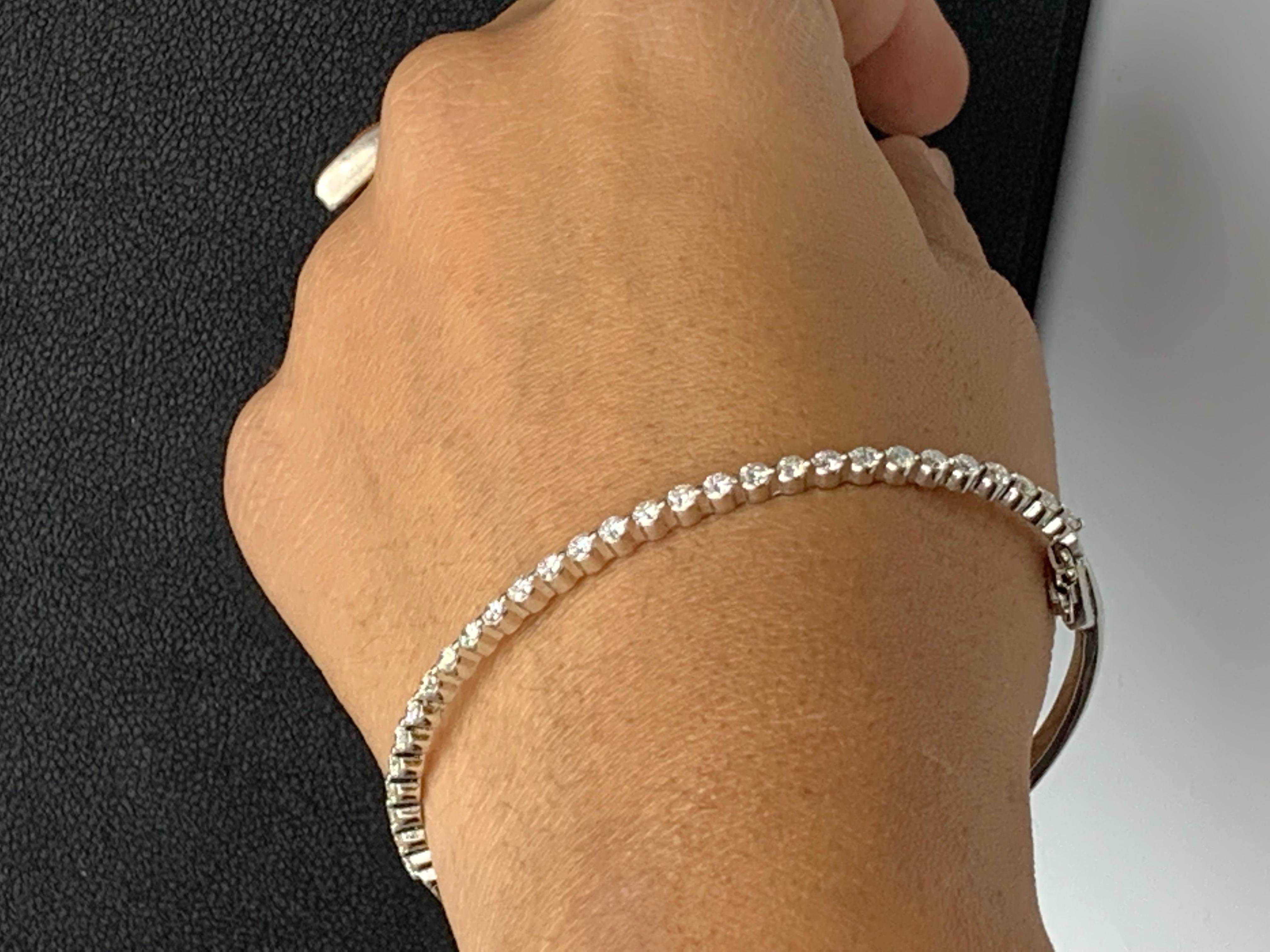 Bracelet jonc en or blanc 14 carats avec diamants ronds taille brillant de 1,75 carat en vente 6