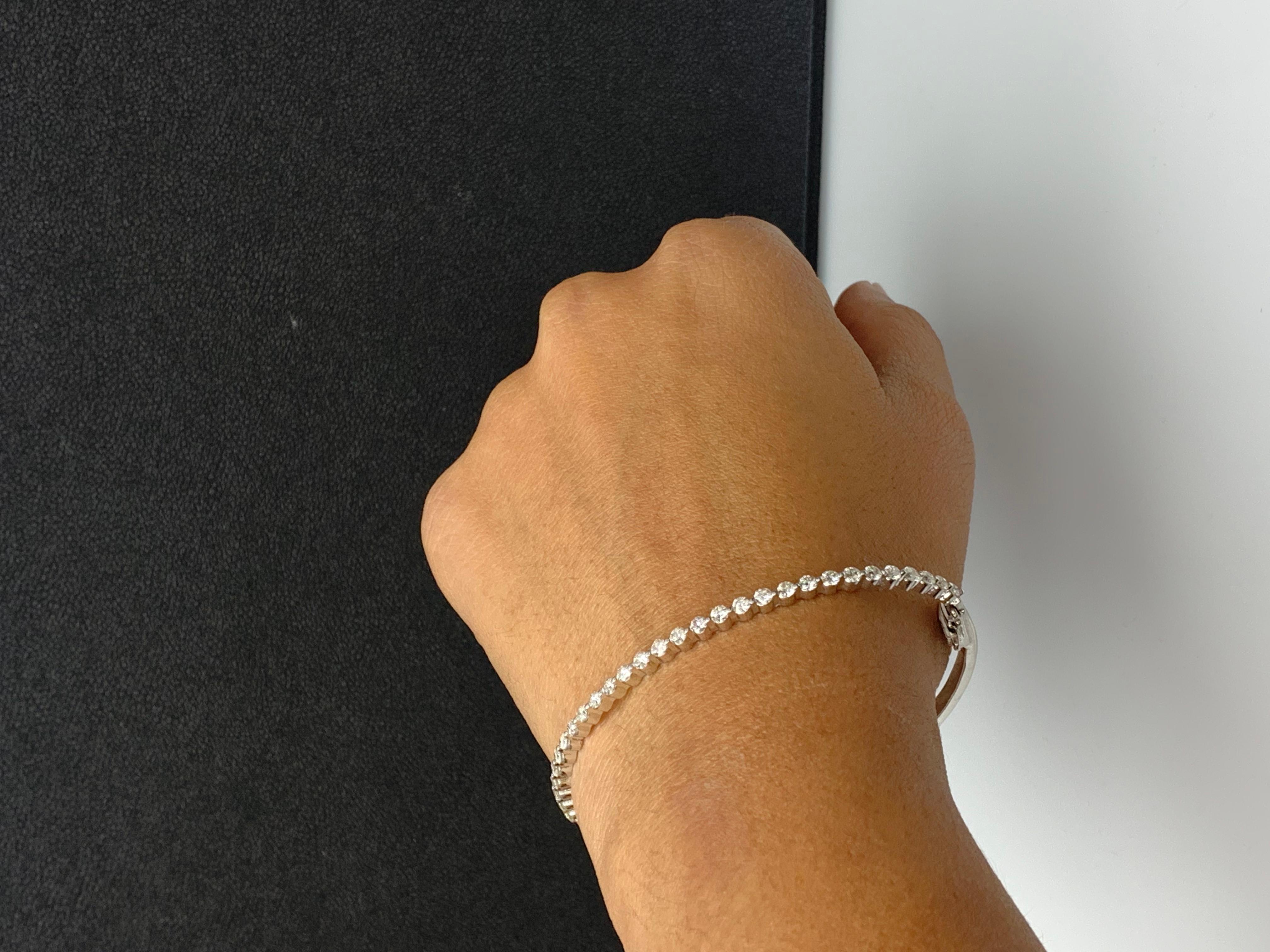 Bracelet jonc en or blanc 14 carats avec diamants ronds taille brillant de 1,75 carat en vente 7