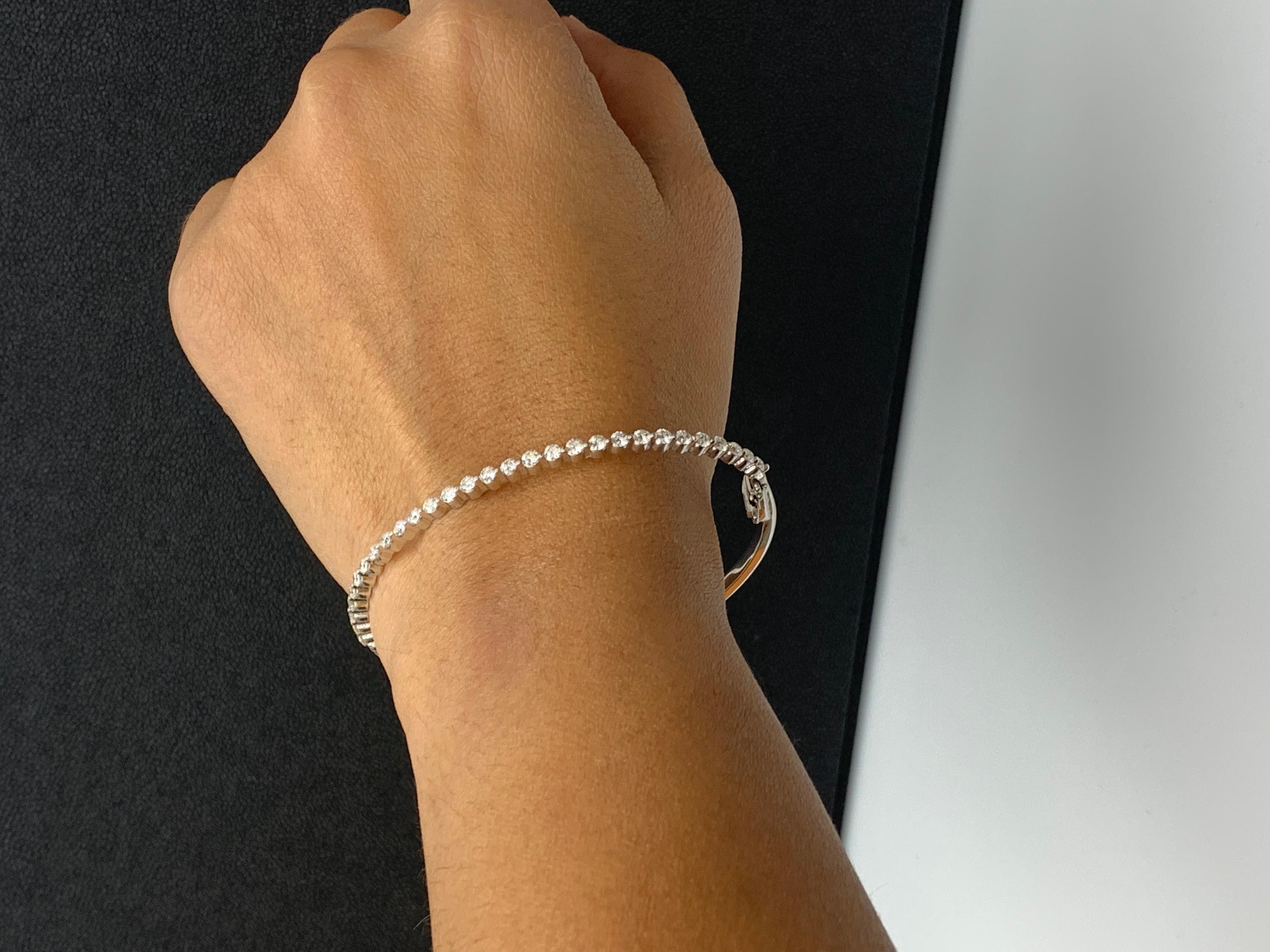 Bracelet jonc en or blanc 14 carats avec diamants ronds taille brillant de 1,75 carat en vente 8