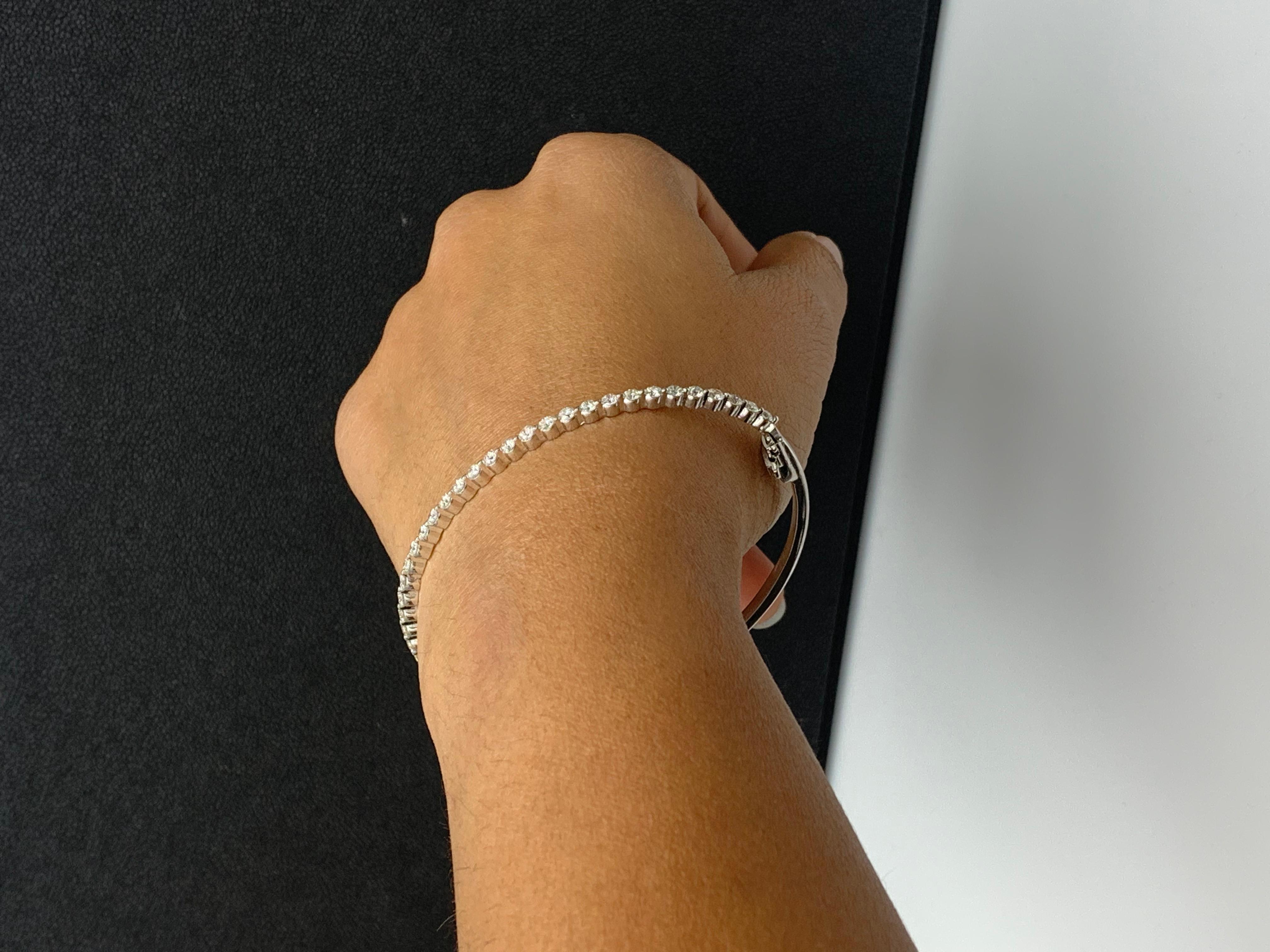 Bracelet jonc en or blanc 14 carats avec diamants ronds taille brillant de 1,75 carat en vente 9