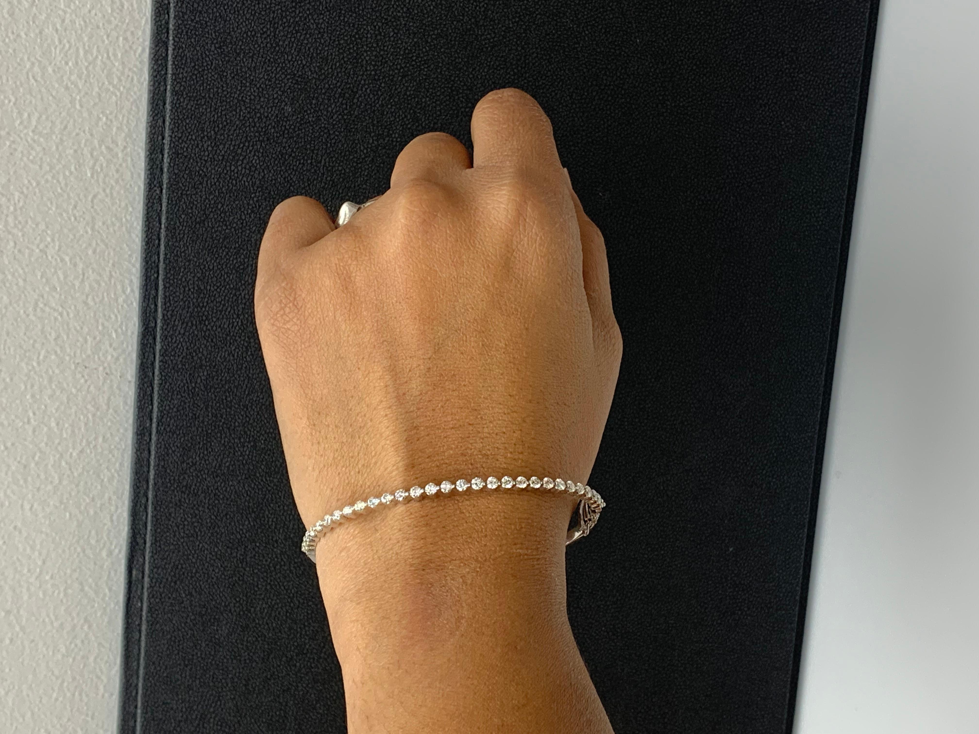 Bracelet jonc en or blanc 14 carats avec diamants ronds taille brillant de 1,75 carat en vente 11