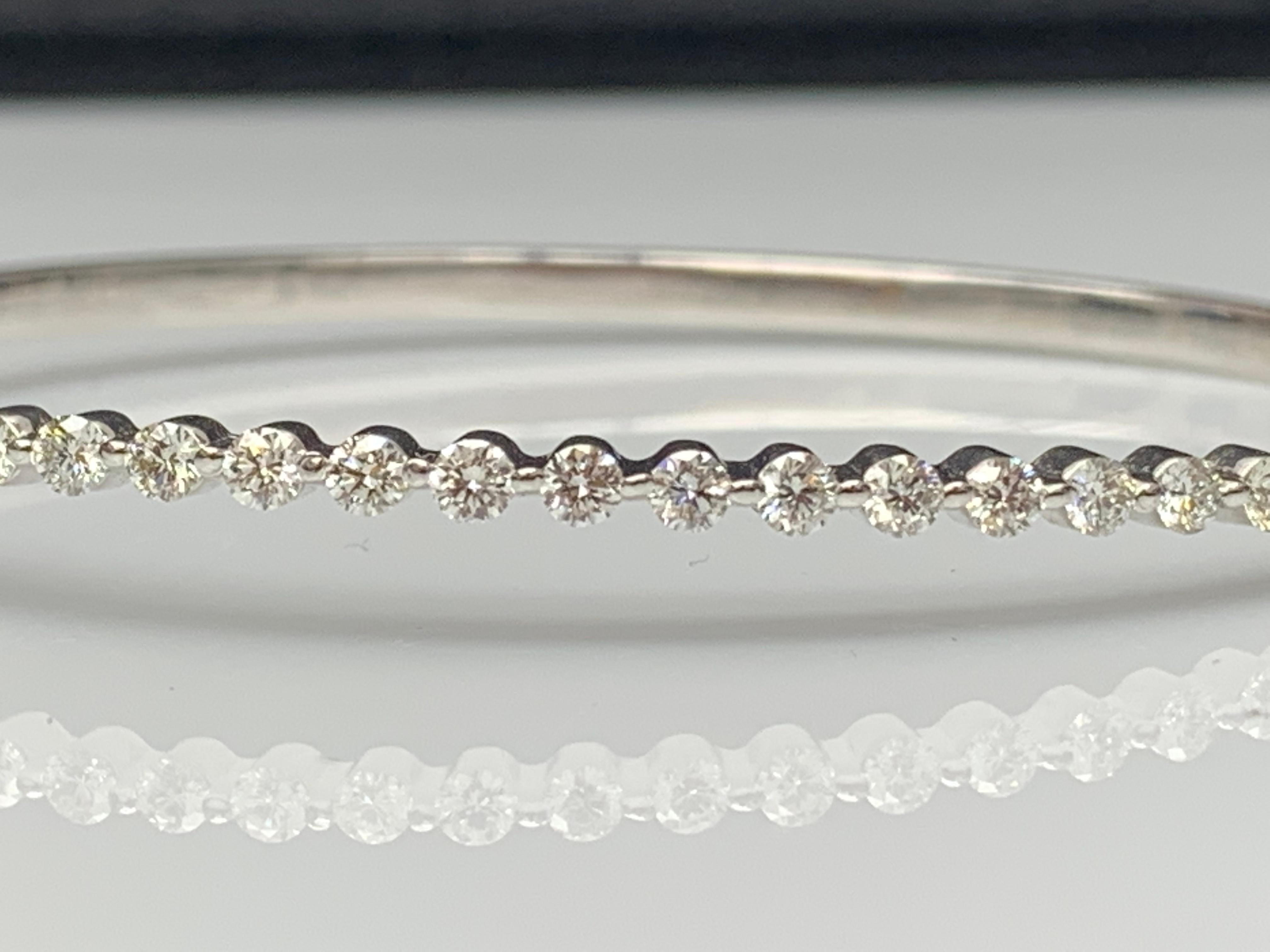 Moderne Bracelet jonc en or blanc 14 carats avec diamants ronds taille brillant de 1,75 carat en vente
