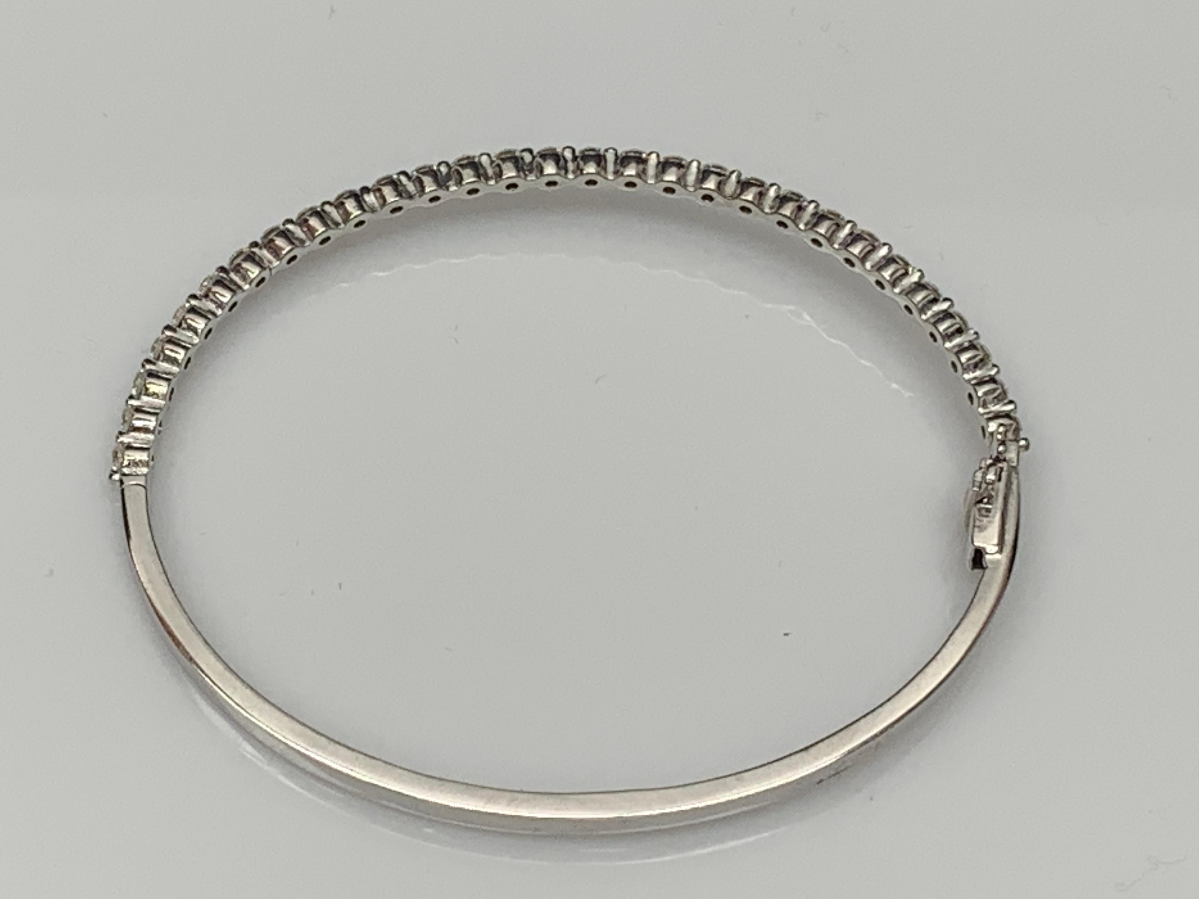Taille ronde Bracelet jonc en or blanc 14 carats avec diamants ronds taille brillant de 1,75 carat en vente