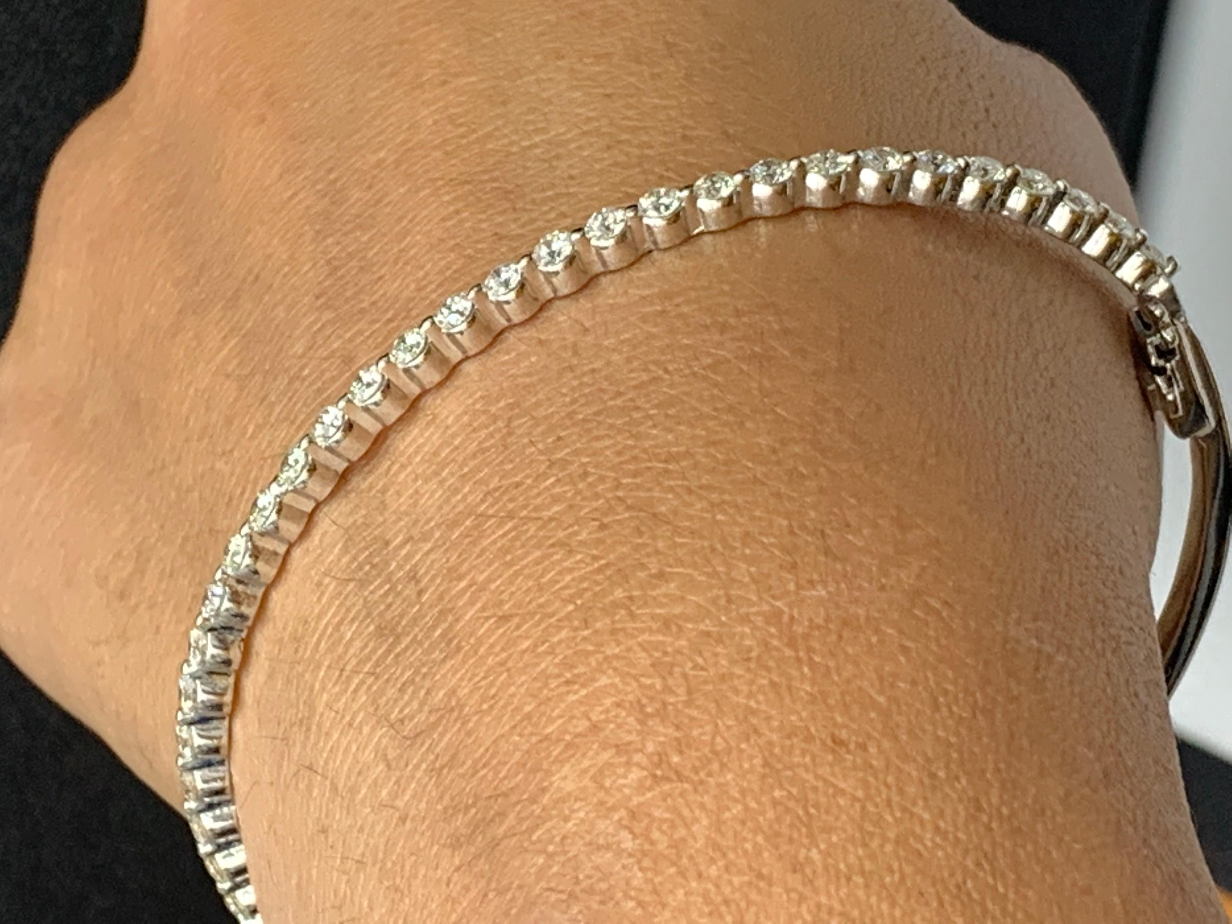 Bracelet jonc en or blanc 14 carats avec diamants ronds taille brillant de 1,75 carat en vente 3