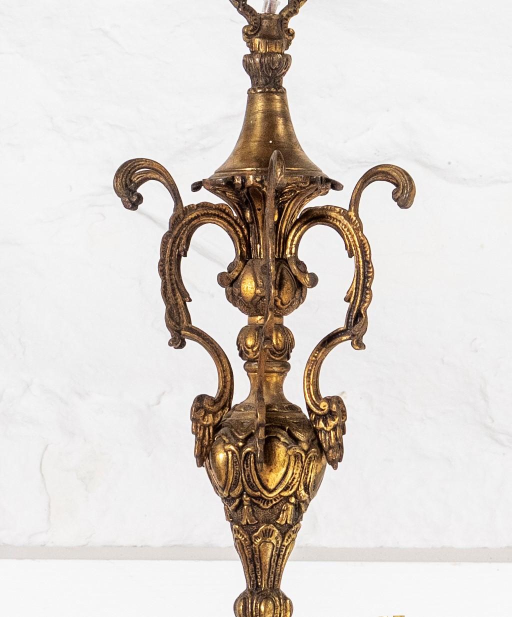 Moulage Lustre français Grandeur des années 1920 à 6 bras en bronze doré moulé lourd et ormolu en vente