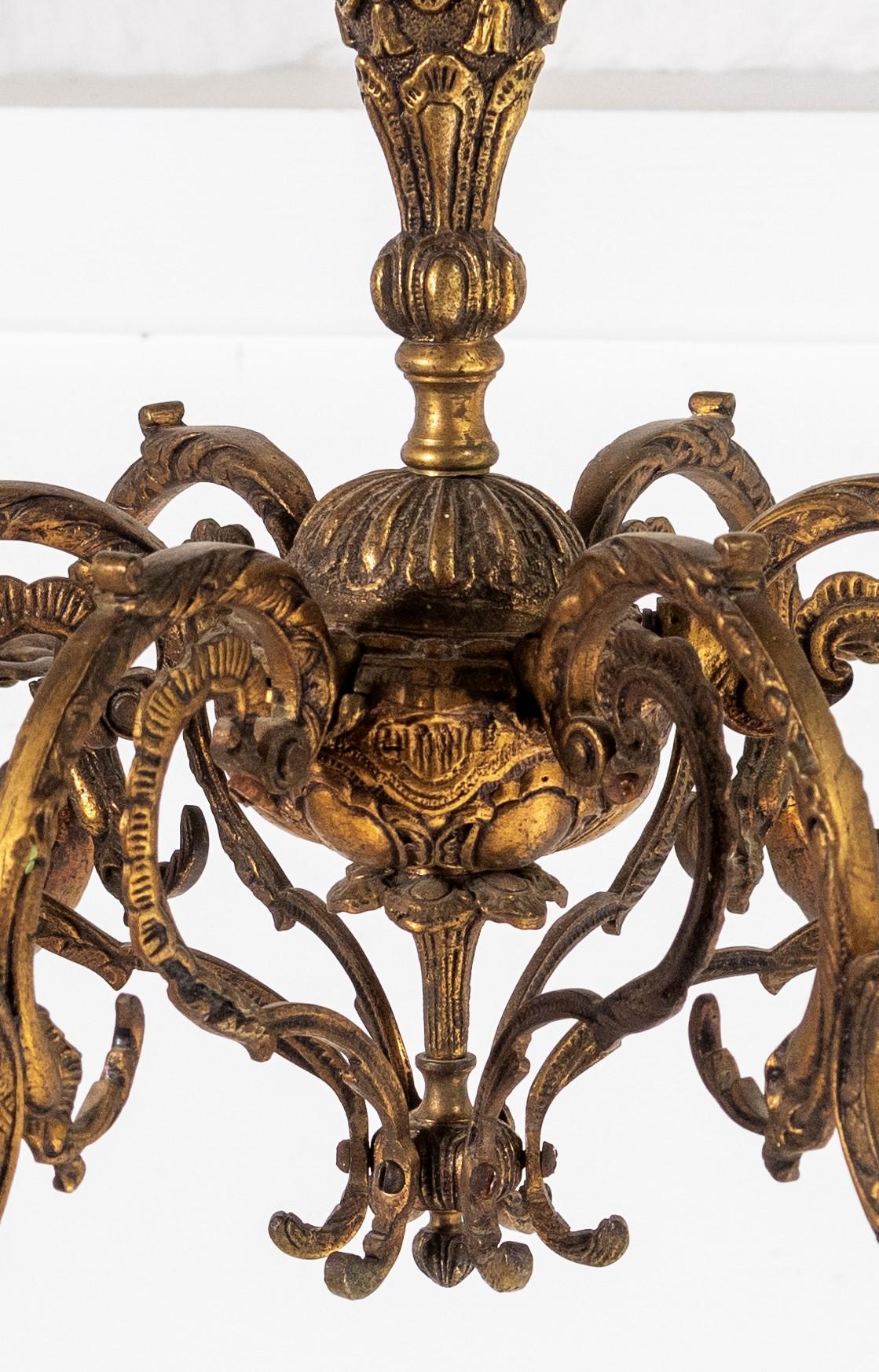 Lustre français Grandeur des années 1920 à 6 bras en bronze doré moulé lourd et ormolu Bon état - En vente à Llanbrynmair, GB