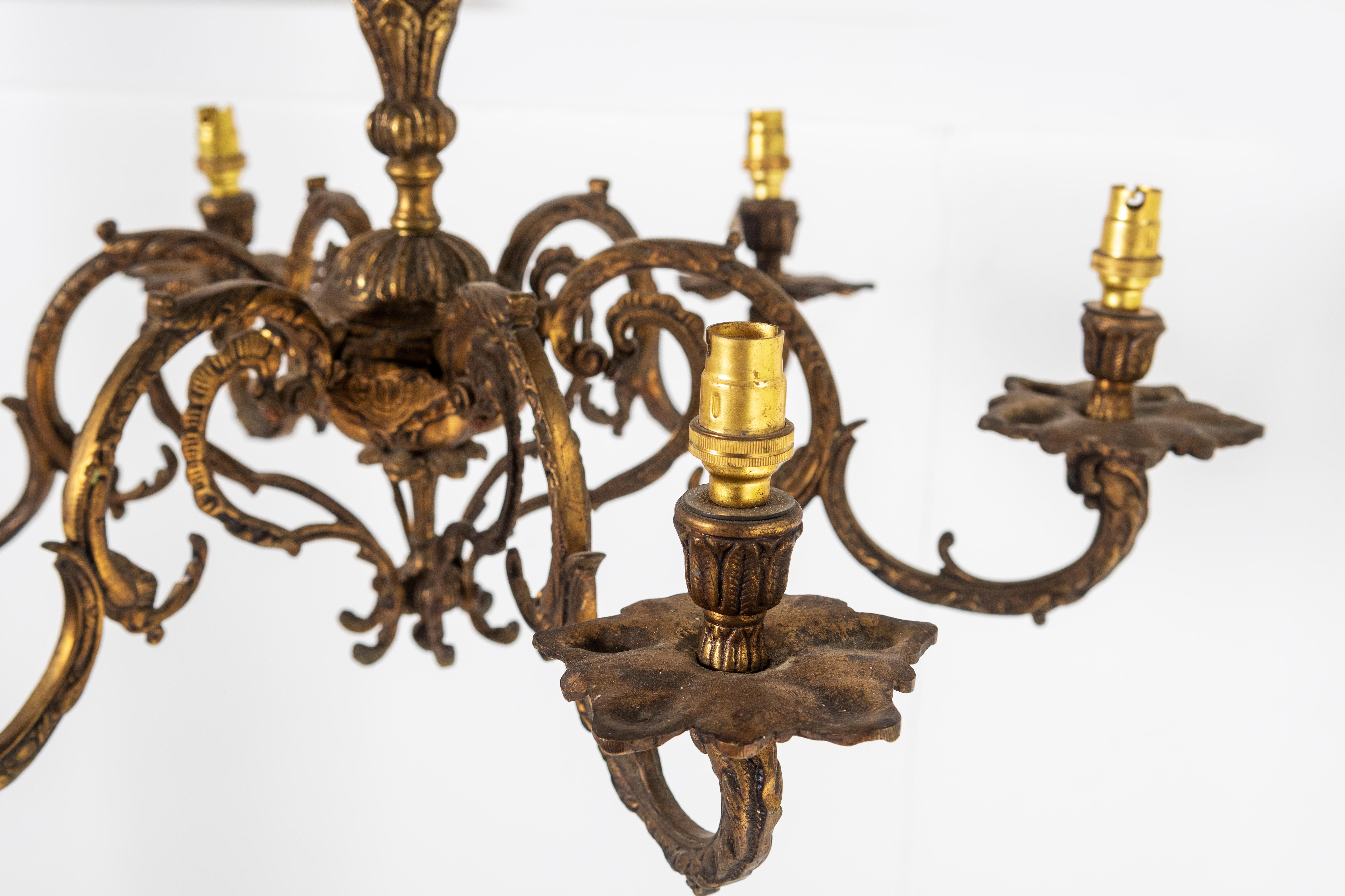 20ième siècle Lustre français Grandeur des années 1920 à 6 bras en bronze doré moulé lourd et ormolu en vente