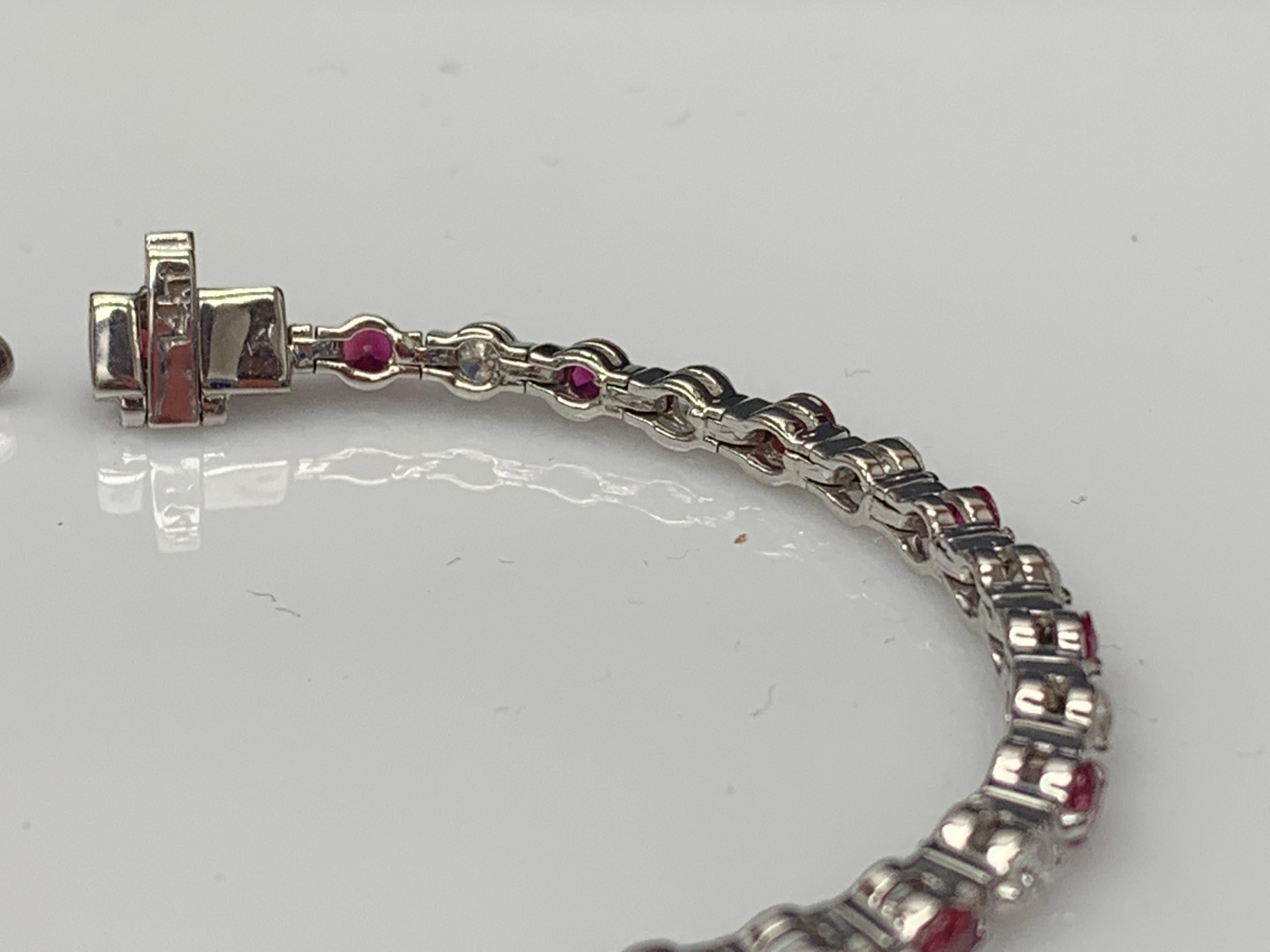 Bracelet Grandeur en or blanc 14 carats avec rubis rond et diamants de 1,98 carat en vente 8