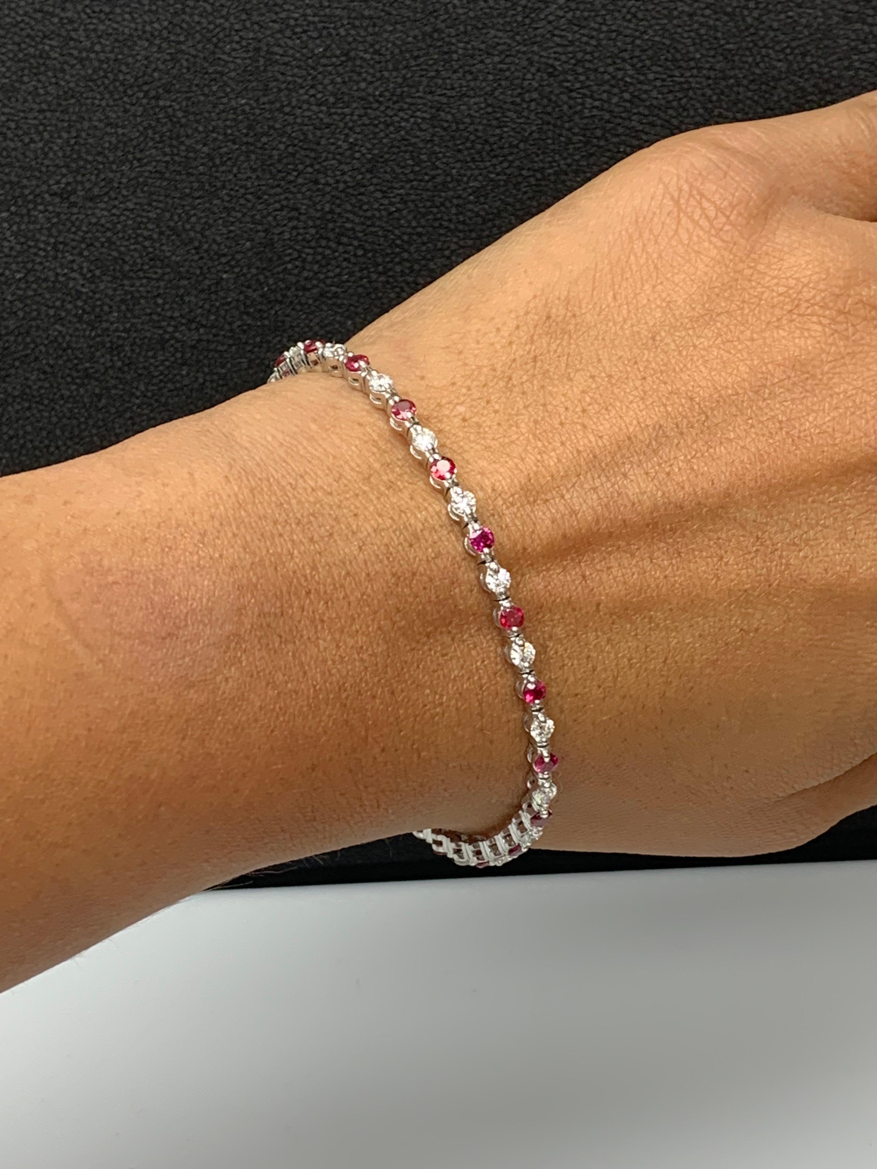 Un superbe bracelet serti de 21 rubis rouges vibrants pesant 1,98 carat au total. En alternance avec ces rubis, on trouve 20 diamants ronds étincelants d'un poids total de 1,60 carat. Serti dans de l'or blanc 14k poli. Double mécanisme de