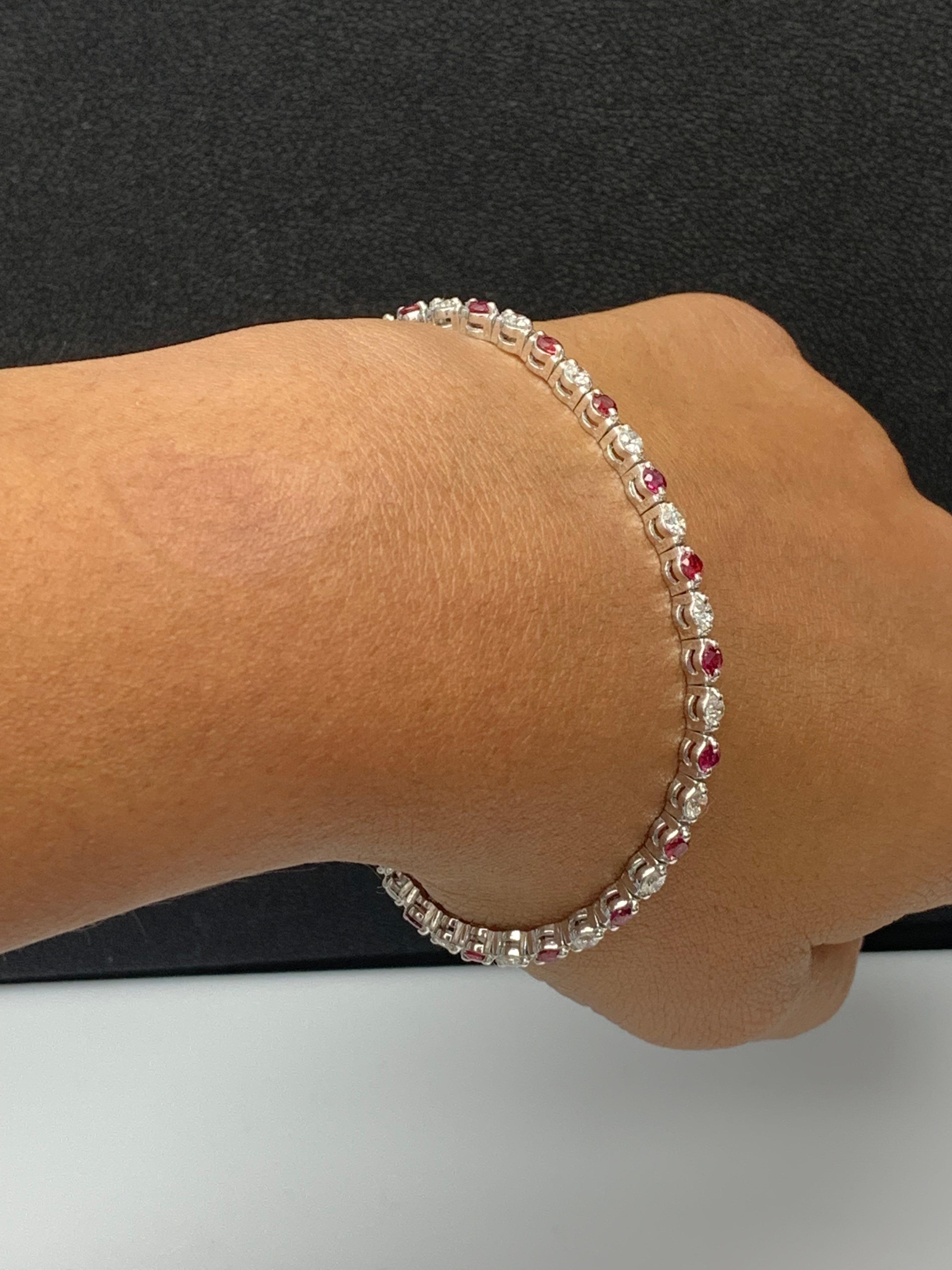 Moderne Bracelet Grandeur en or blanc 14 carats avec rubis rond et diamants de 1,98 carat en vente