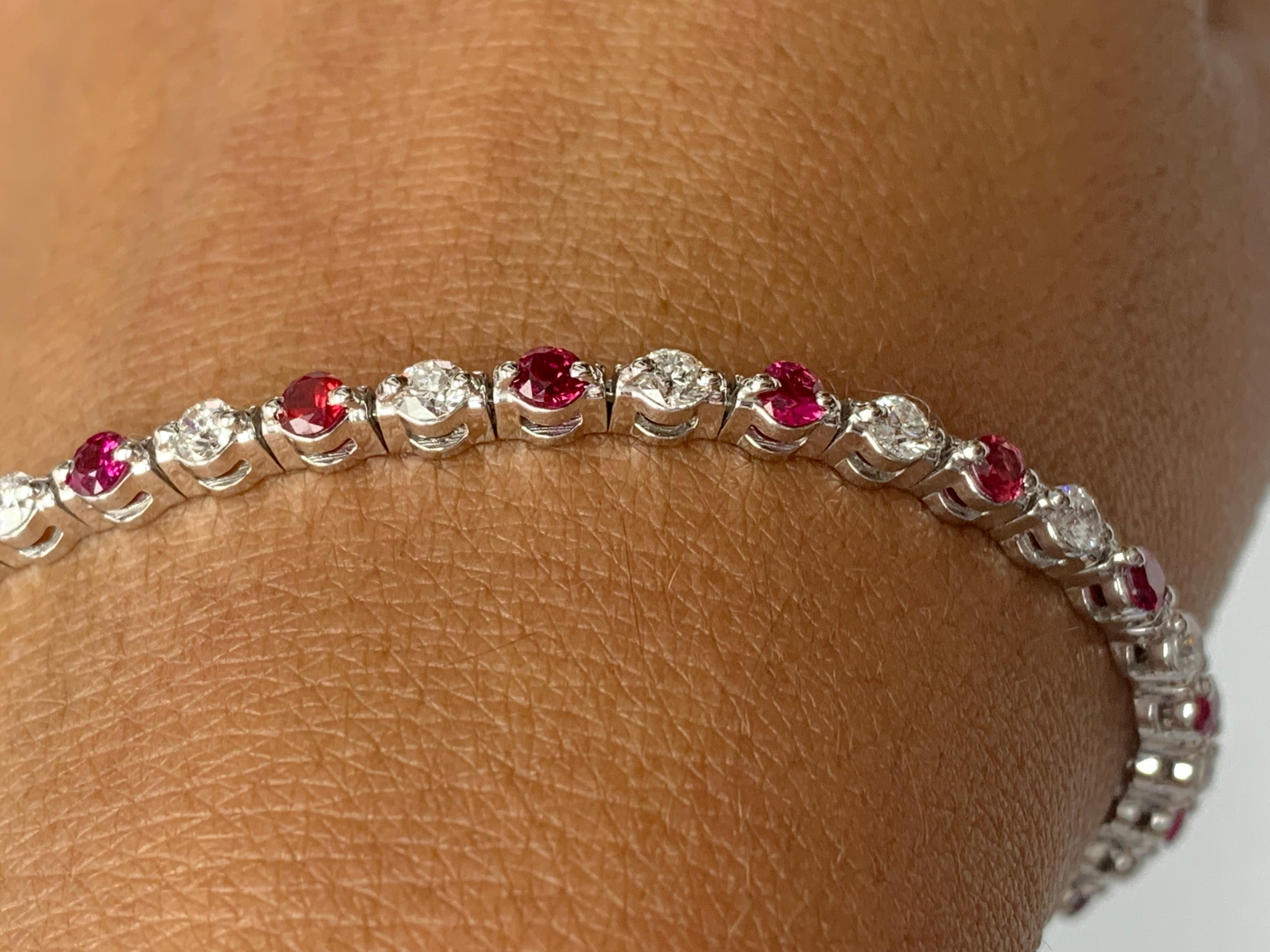 Taille ronde Bracelet Grandeur en or blanc 14 carats avec rubis rond et diamants de 1,98 carat en vente