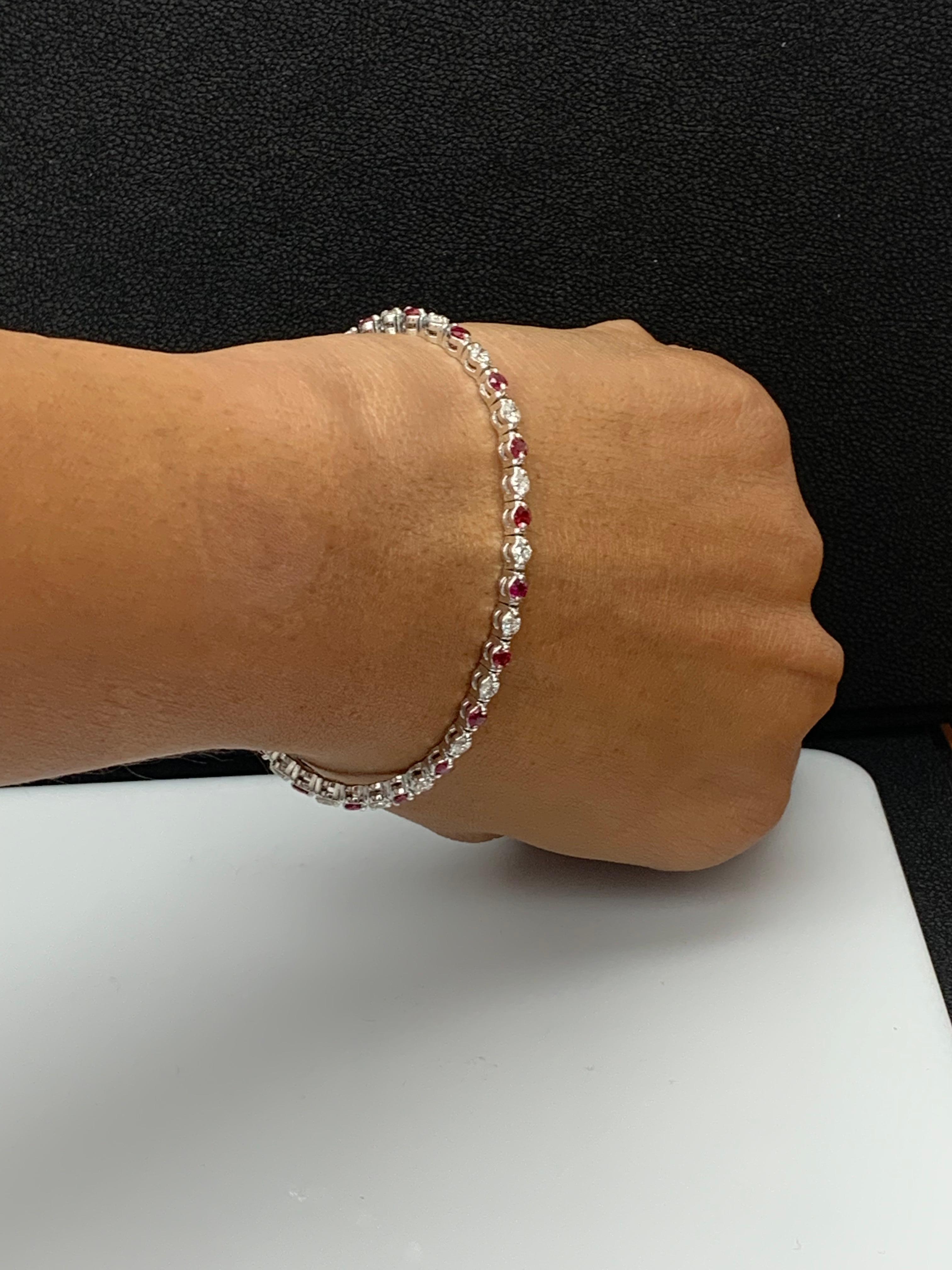 Bracelet Grandeur en or blanc 14 carats avec rubis rond et diamants de 1,98 carat Unisexe en vente