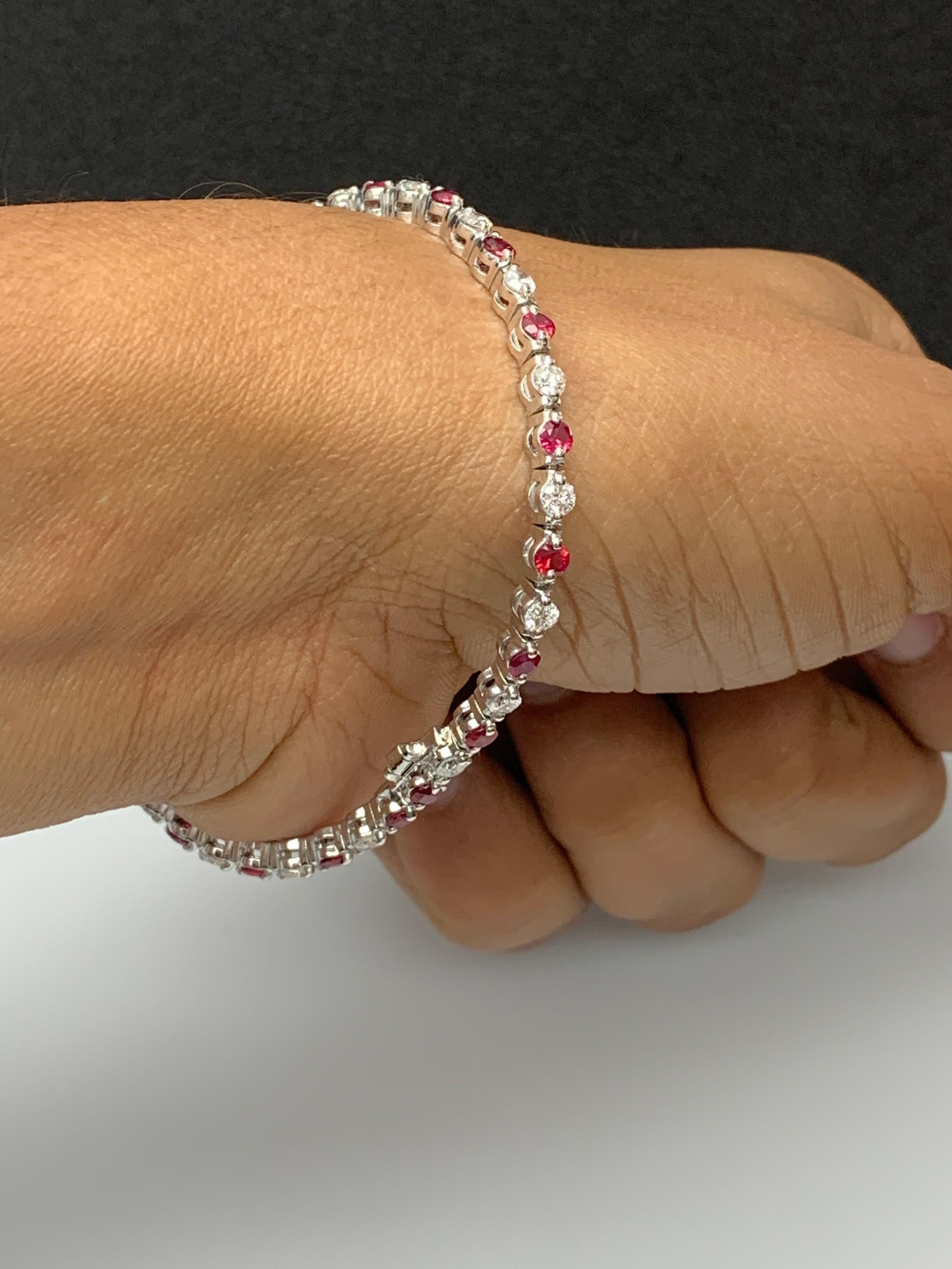 Bracelet Grandeur en or blanc 14 carats avec rubis rond et diamants de 1,98 carat en vente 1