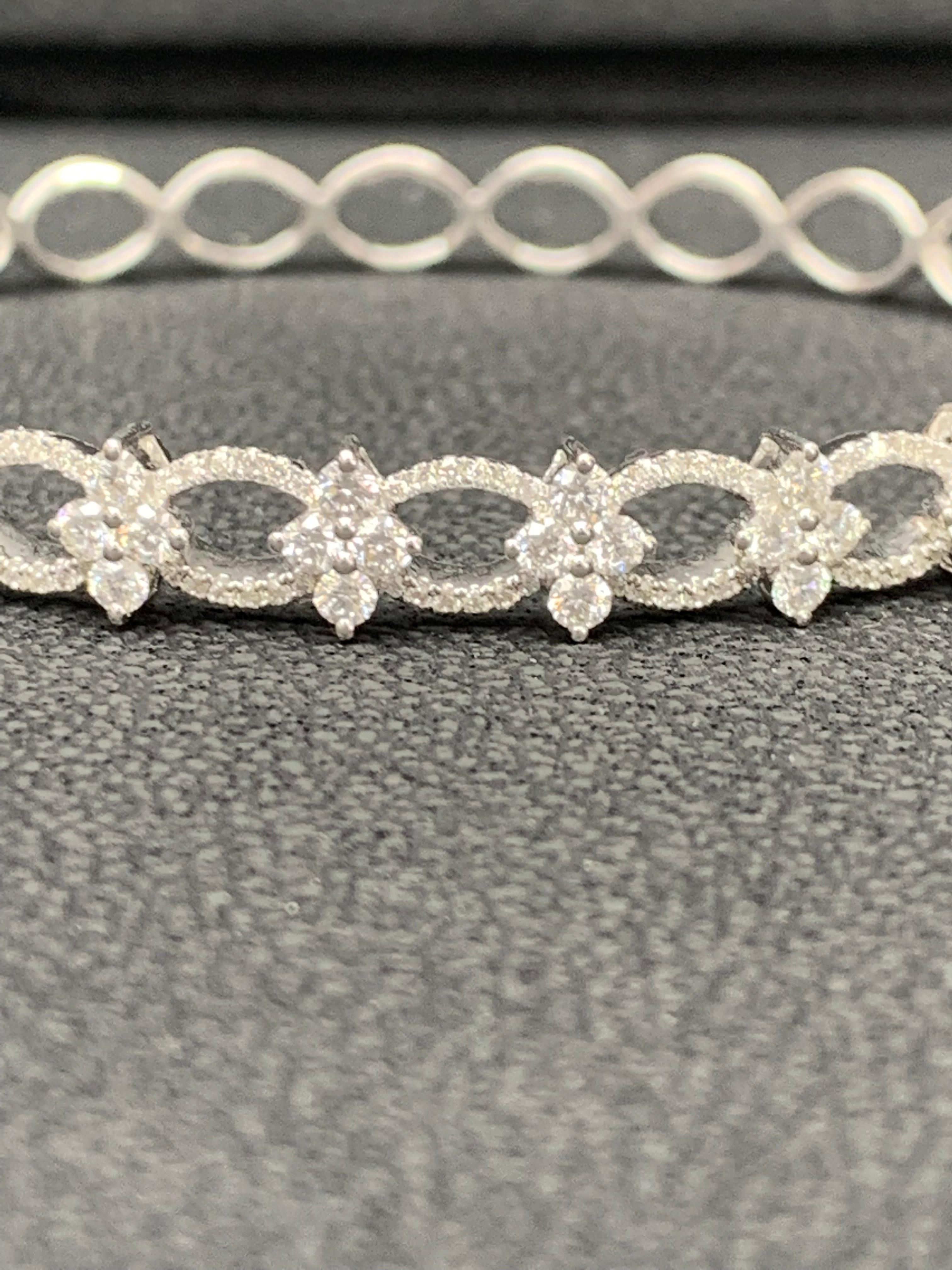 Ce magnifique et important bracelet met en valeur 2,00 carats de diamants ronds brillants, grands et petits, sertis dans une monture ajourée au design complexe en or blanc 18 carats.

Style disponible dans différentes gammes de prix. Les prix sont
