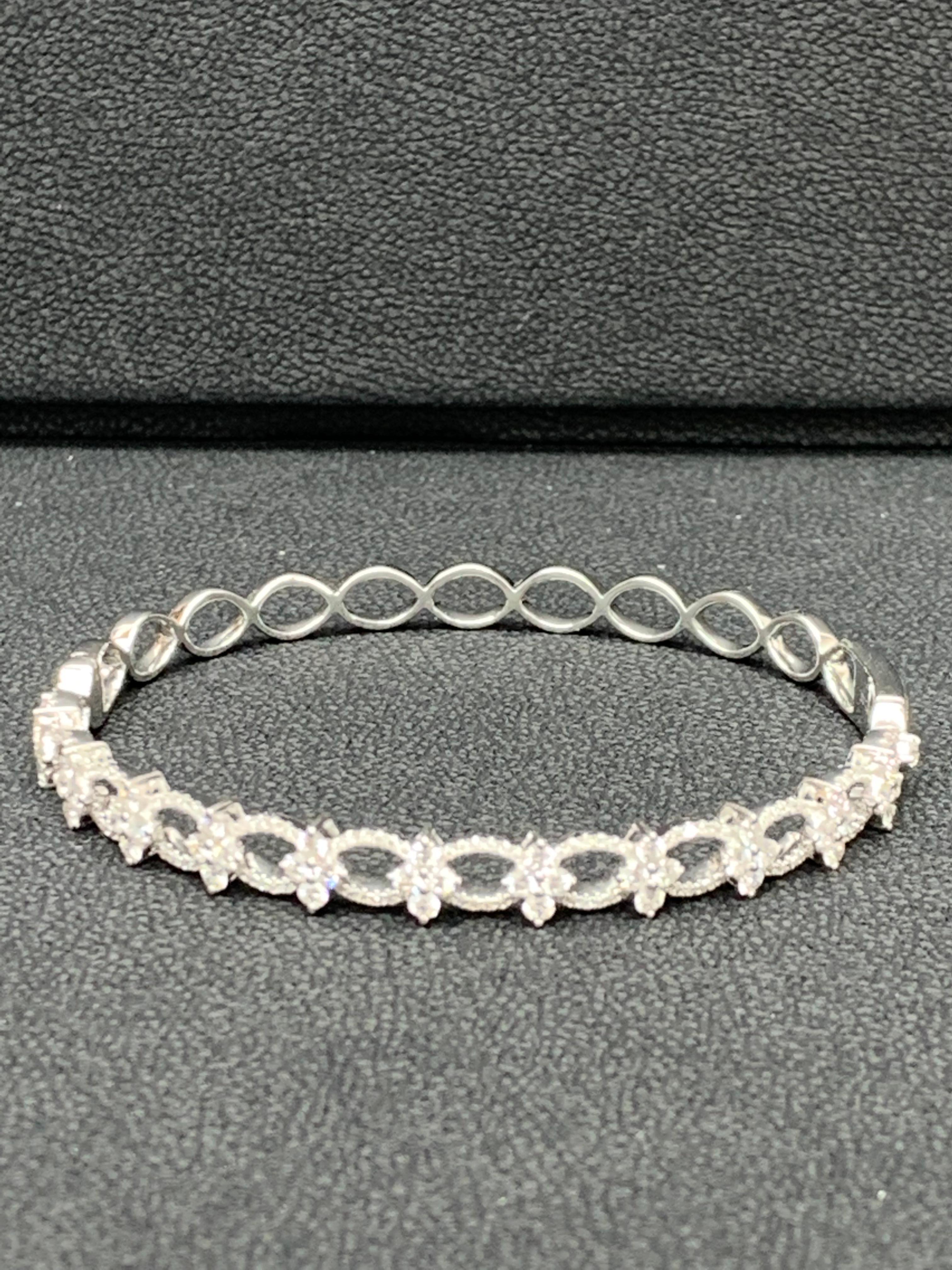 Bracelet jonc à la mode Grandeur en or blanc 18 carats et diamants de 2,00 carats en vente 1