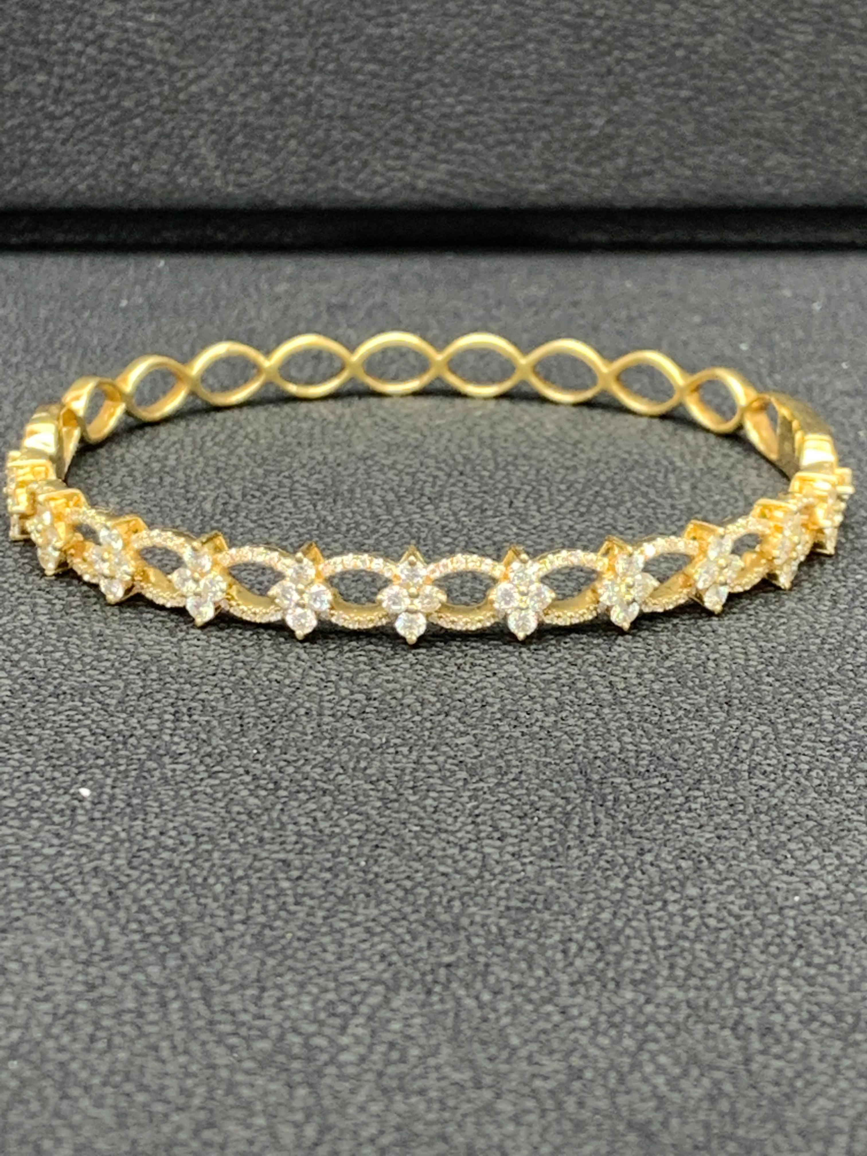 Un magnifique et important bracelet mettant en valeur 2,00 carats de diamants ronds de taille brillant, petits et grands, sertis dans une monture ajourée au design complexe en or jaune 18k.

Style disponible dans différentes gammes de prix. Les prix