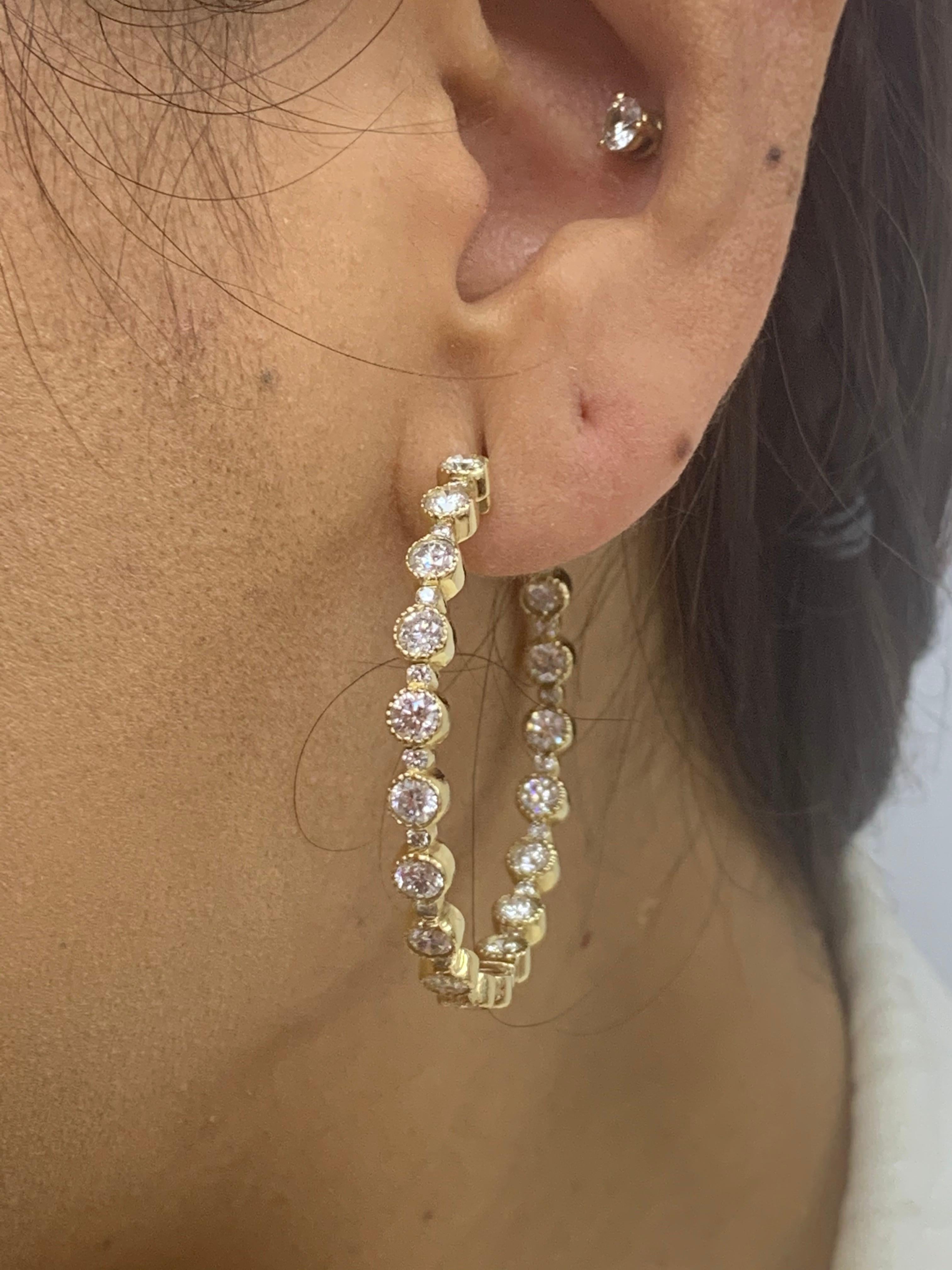 Boucles d'oreilles créoles en or jaune 14 carats avec diamants ronds de 5,57 carats en vente 9