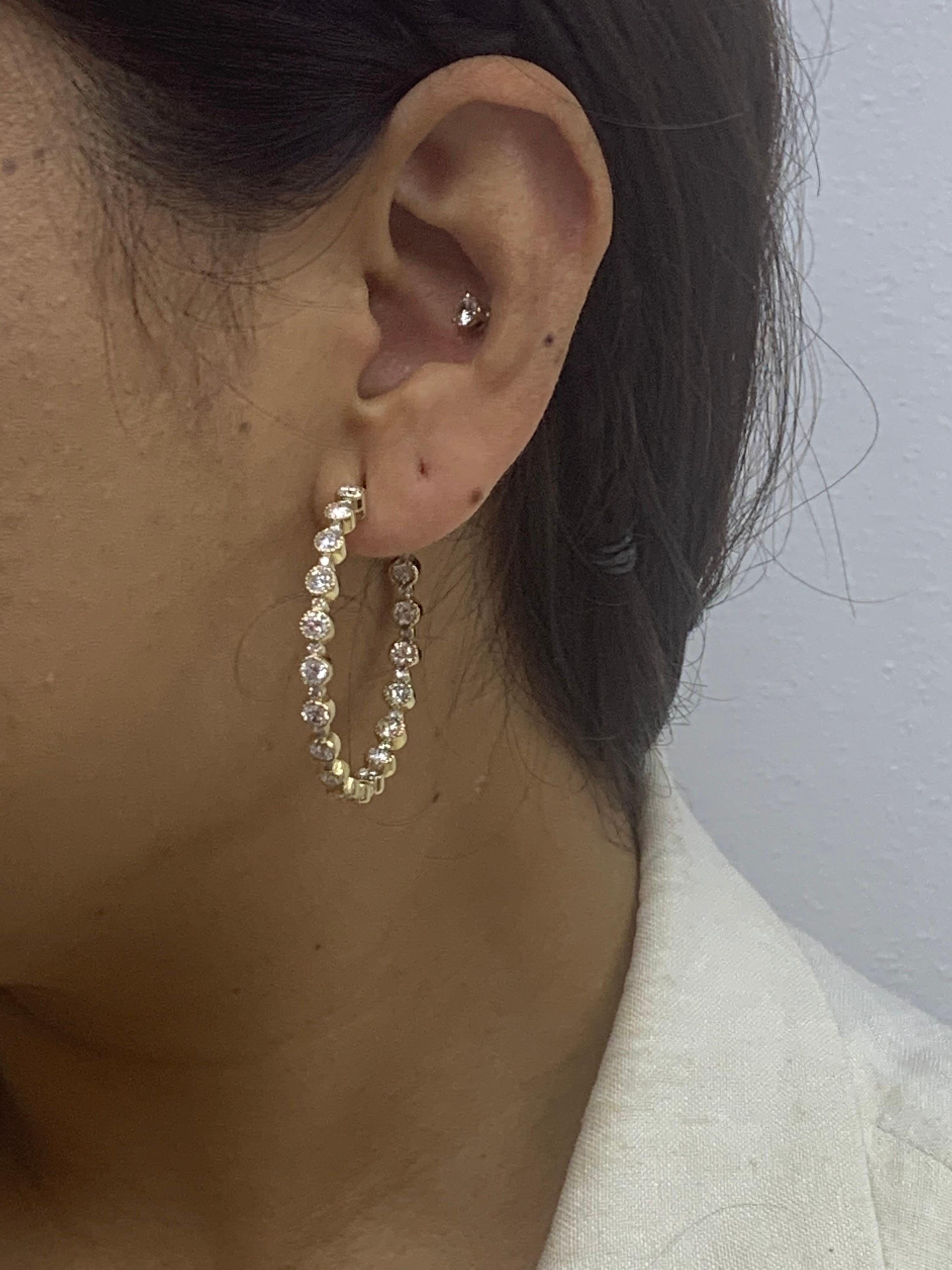Boucles d'oreilles créoles en or jaune 14 carats avec diamants ronds de 5,57 carats en vente 10