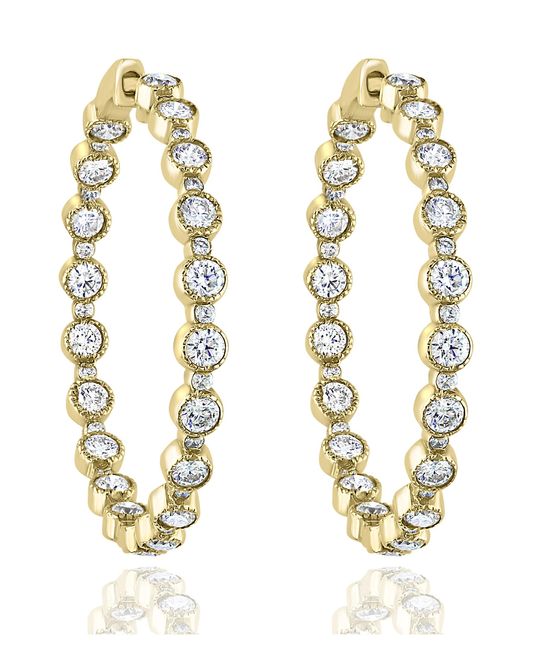 Comporte une rangée de diamants ronds et brillants, avec fermeture par bouton poussoir, en or jaune 14K. 76 Diamants pèsent 5,57 carats au total.

Tous les diamants sont de couleur GH et de pureté SI1.
Disponible en blanc et en or rose.
Style