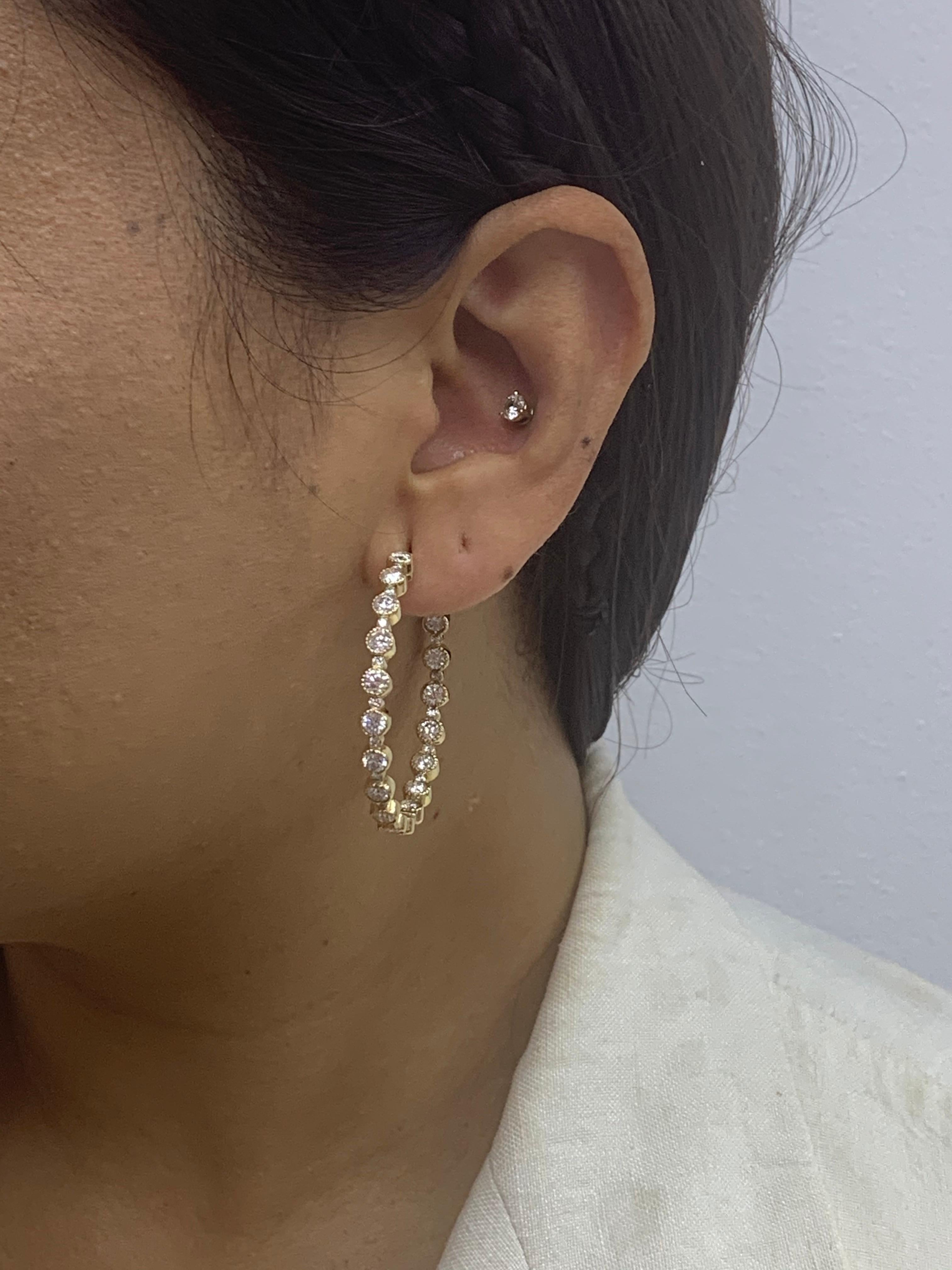 Boucles d'oreilles créoles en or jaune 14 carats avec diamants ronds de 5,57 carats en vente 14