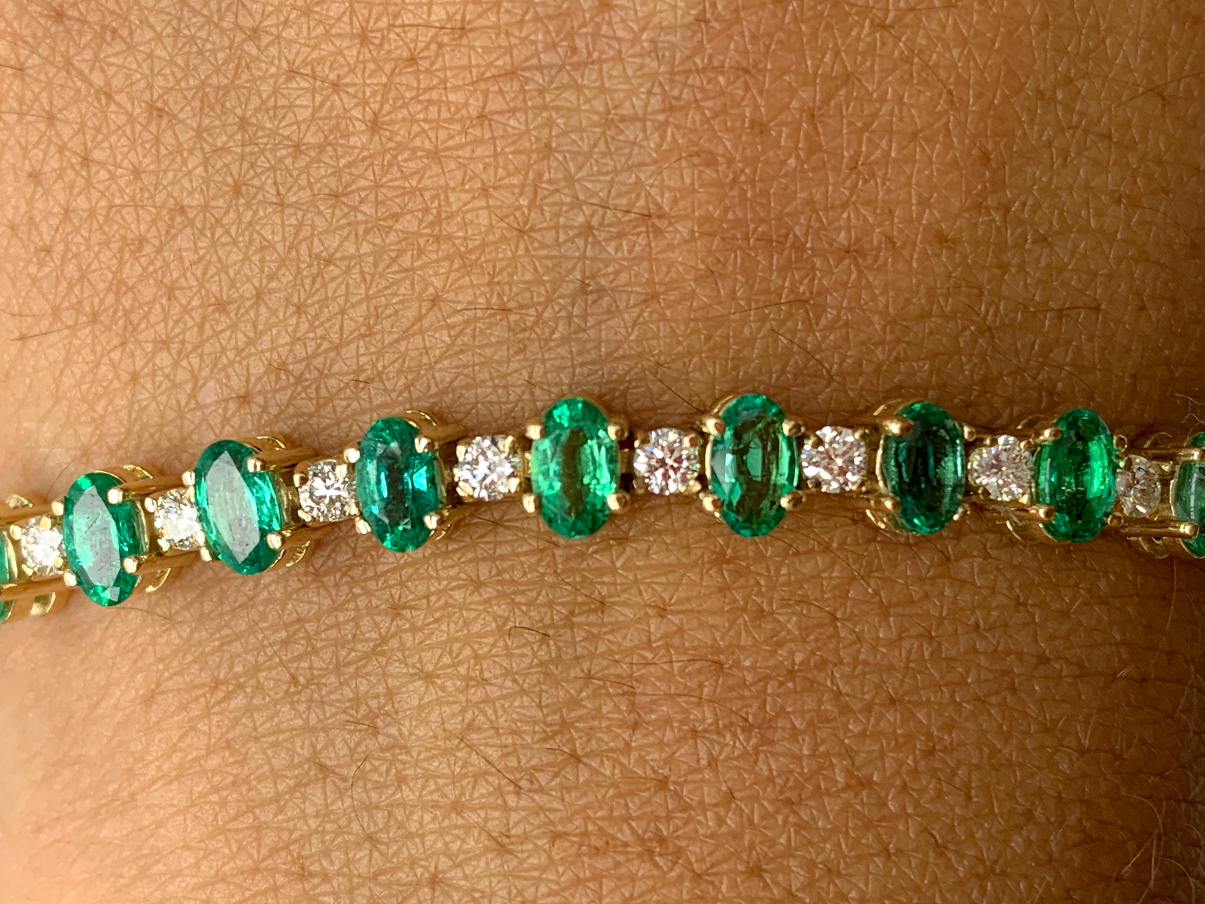 Grandeur 6.30 Carats Oval Cut Emeralds and Diamond Bracelet in 14k Yellow Gold For Sale 1