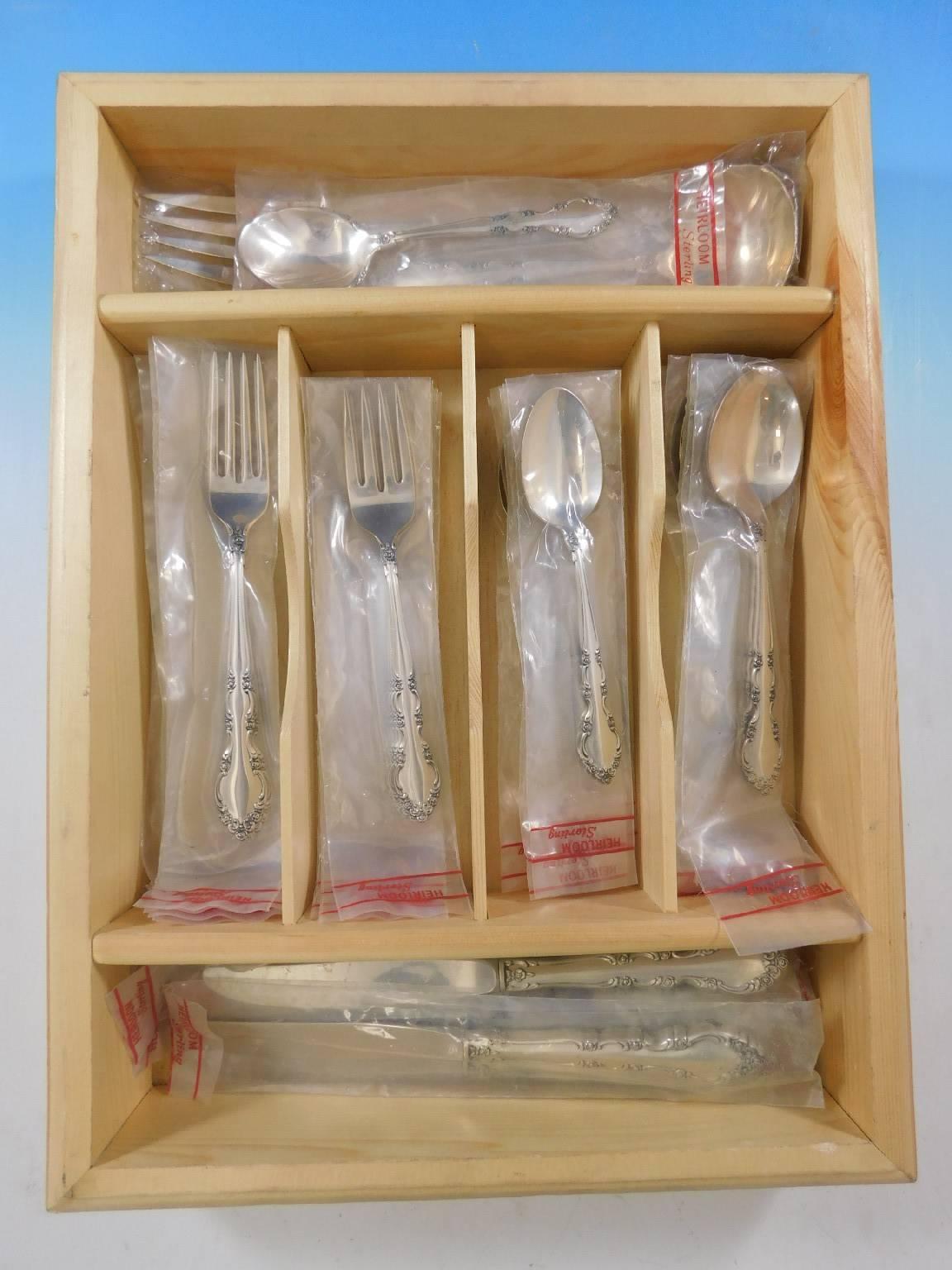 Ensemble de couverts Grandeur by Oneida en argent sterling non utilisé - 33 pièces. Excellent ensemble de départ ! Cet ensemble comprend :

Six couteaux, 9