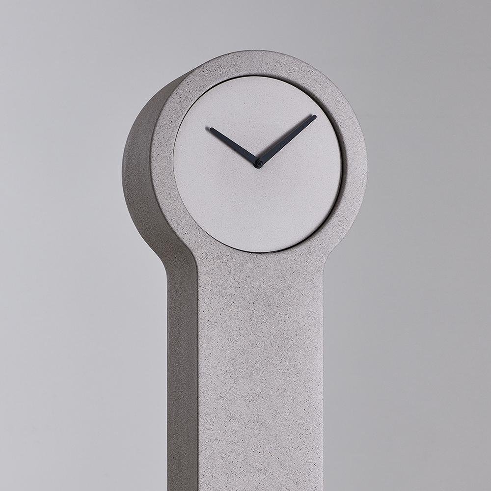 Minimaliste Horloge Mora moderne du grand-père, horloge de sol minimalisme en béton en vente