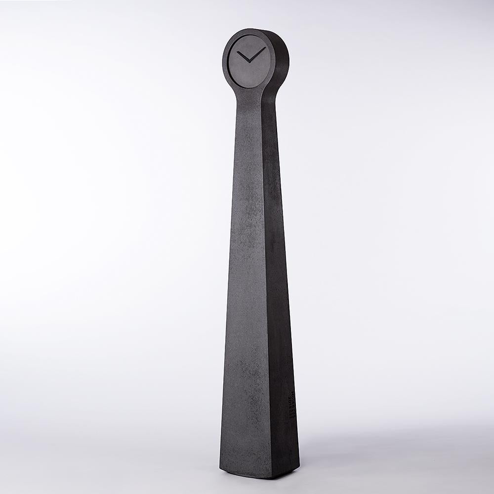 Suédois Horloge Mora moderne du grand-père en béton minimaliste anthracite en vente