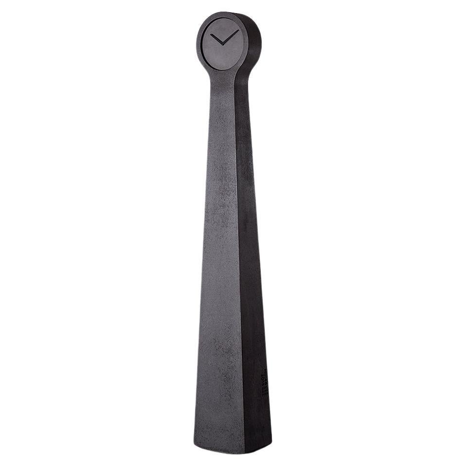 Horloge Mora moderne du grand-père en béton minimaliste anthracite en vente