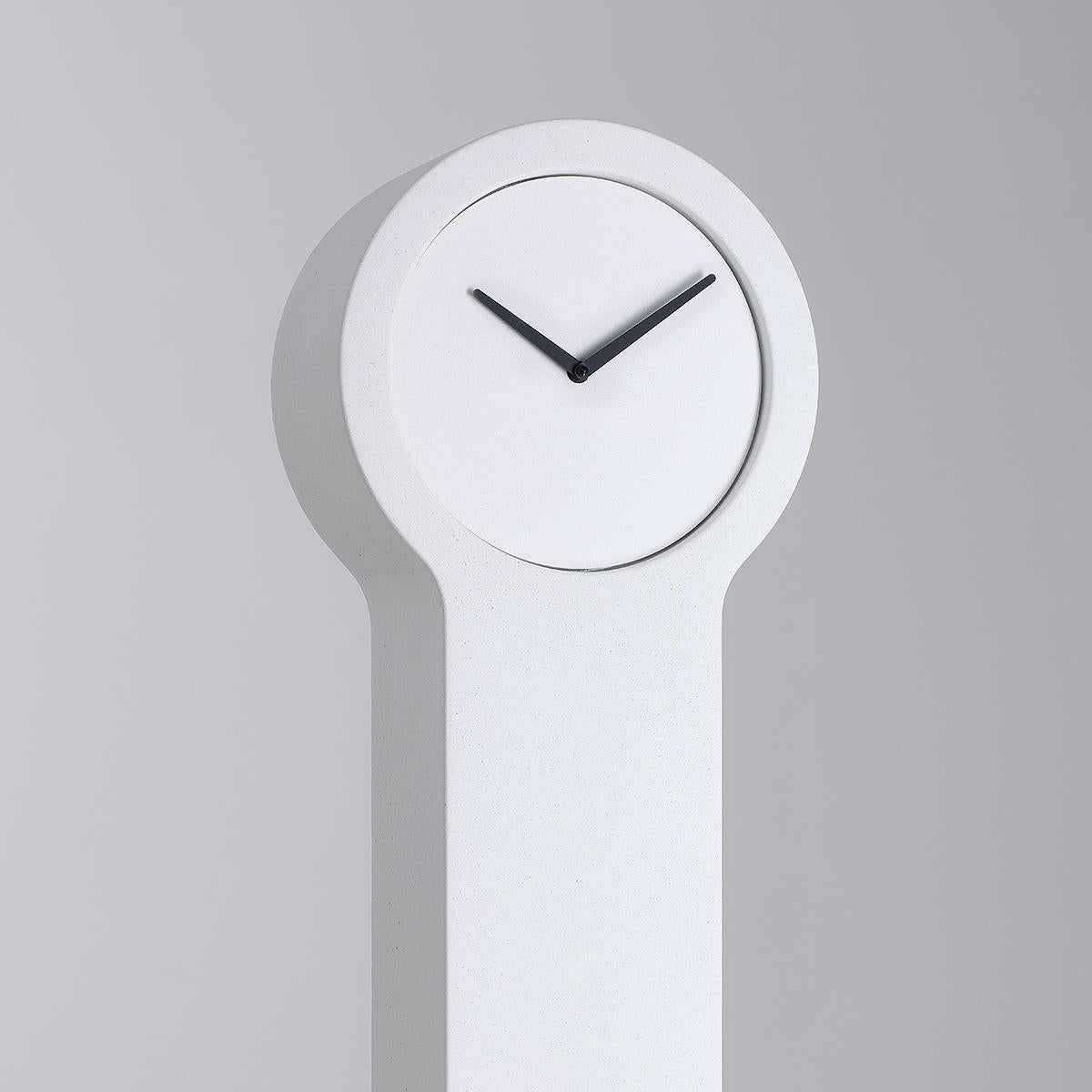 Minimaliste Horloge Mora moderne du grand-père, béton minimaliste, horloge de sol en marbre blanc en vente