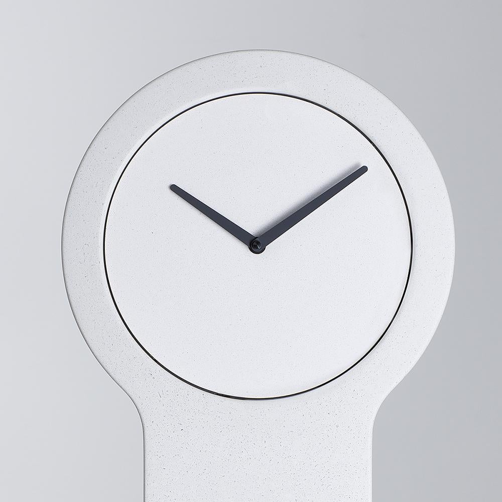 Buriné Horloge Mora moderne du grand-père, béton minimaliste, horloge de sol en marbre blanc en vente