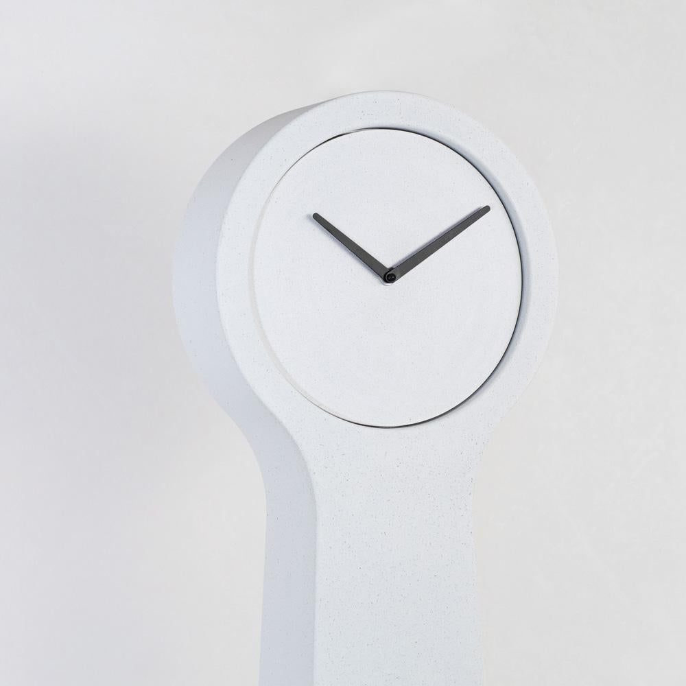 Minimaliste Horloge Mora moderne, béton minimaliste, marbre blanc en vente
