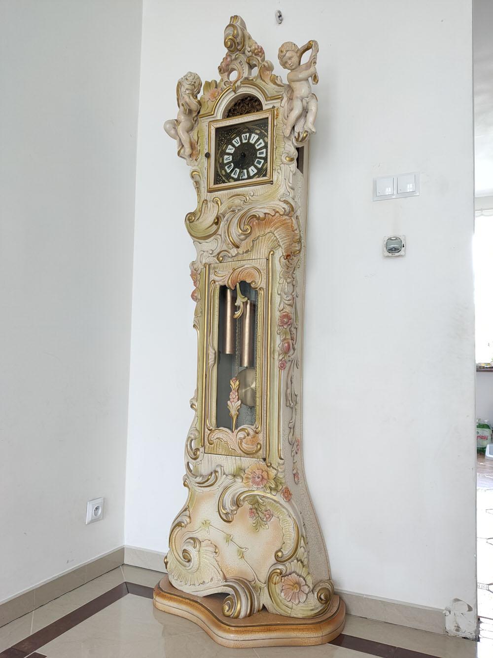 Impressive and beautiful in form, two metres height standing clock (floor), made in Venetian Rococo style, with meticulous attention to even the smallest historical detail.
The versatility and extravagance of the Rococo ornament are impressive, as