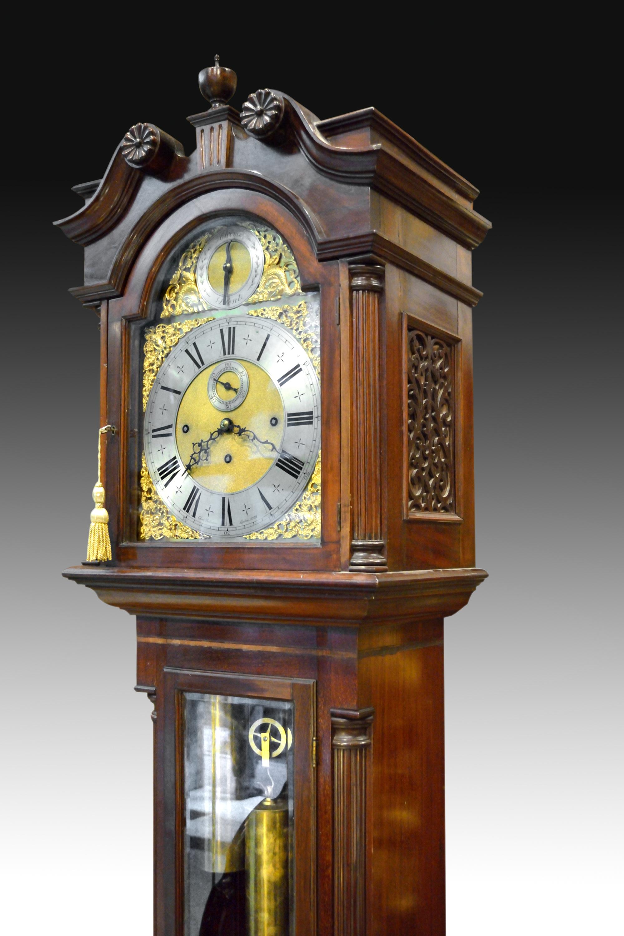 Grandfather longcase clock. Mahogany, metal, glass, Charles Frodsham, London, England, en 19th century beginning 20th century.
In the lower area of the main sphere, the name of the manufacturer and a serial number can be seen, allowing the piece to