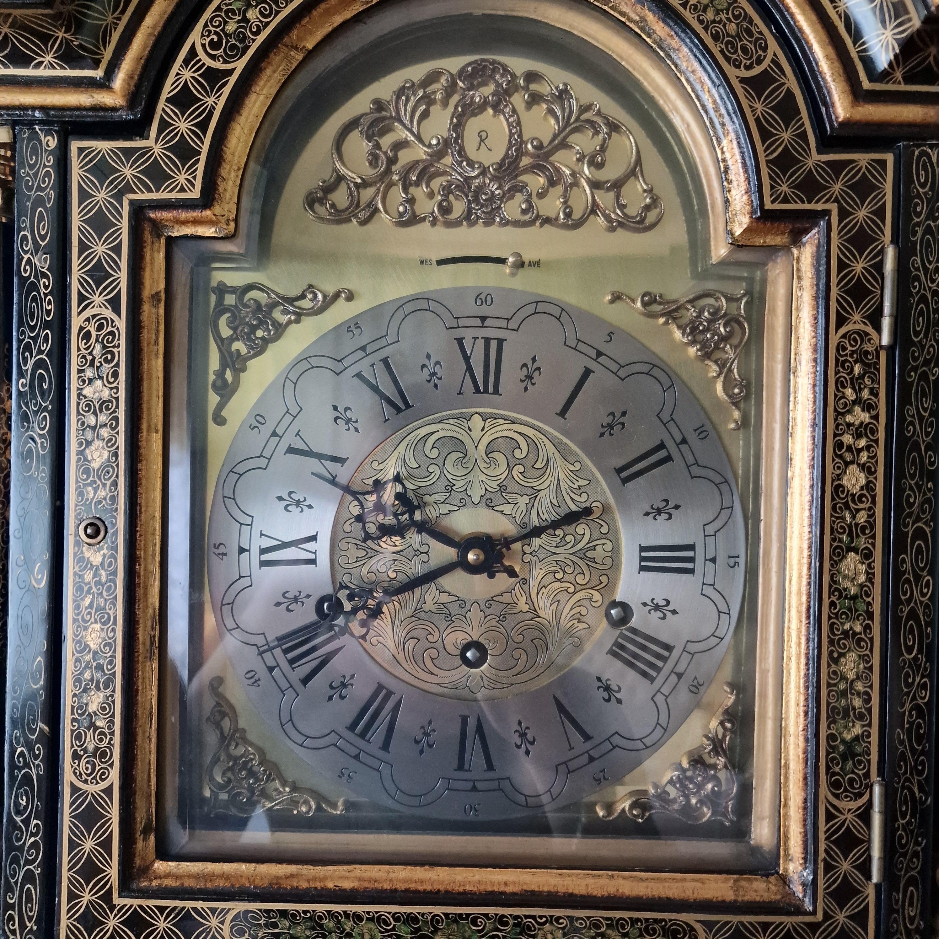 Grandfather red lacquer  chinoiserie wood  European Clock In Good Condition In Valladolid, ES
