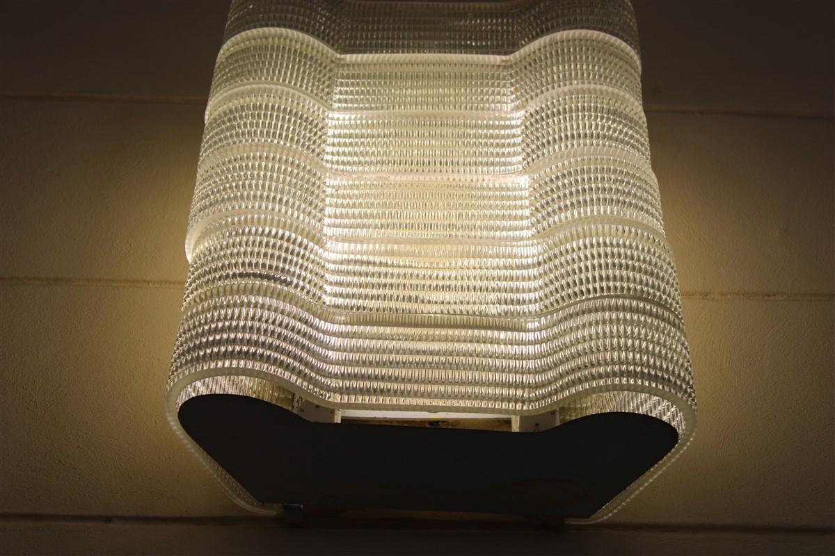 Pareja de grandes apliques de cristal de Murano moldeado creados por Carlo scarpa para Venini en la década de 1930.
