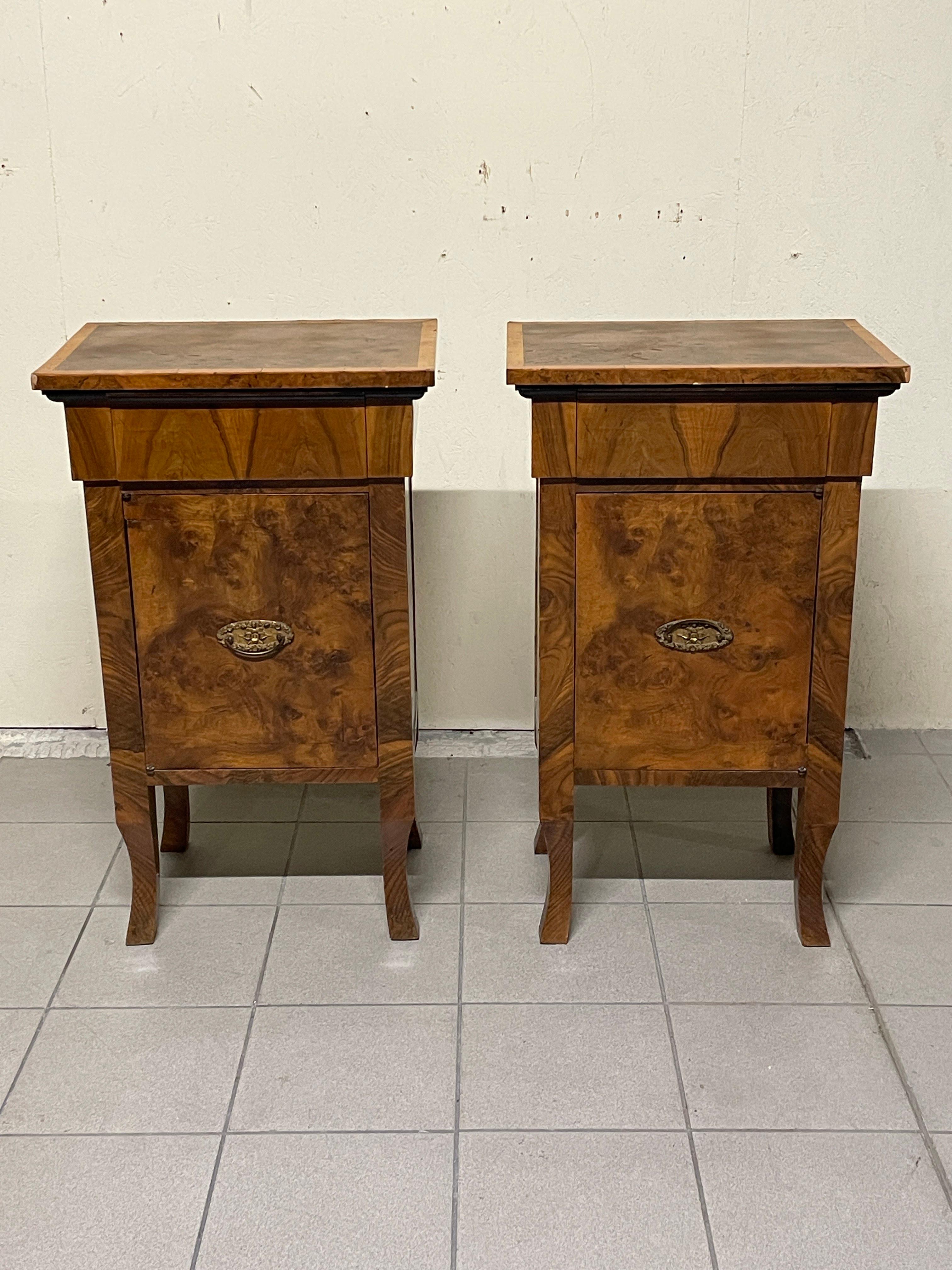 Coppia di grandi comodini decò di manifattura italiana degli anni '30.

Struttura in noce e radica di noce, composti da un cassettino a scomparsa sotto piano e antina con maniglia in bronzo cesellato.

Molto eleganti e allo stesso tempo
