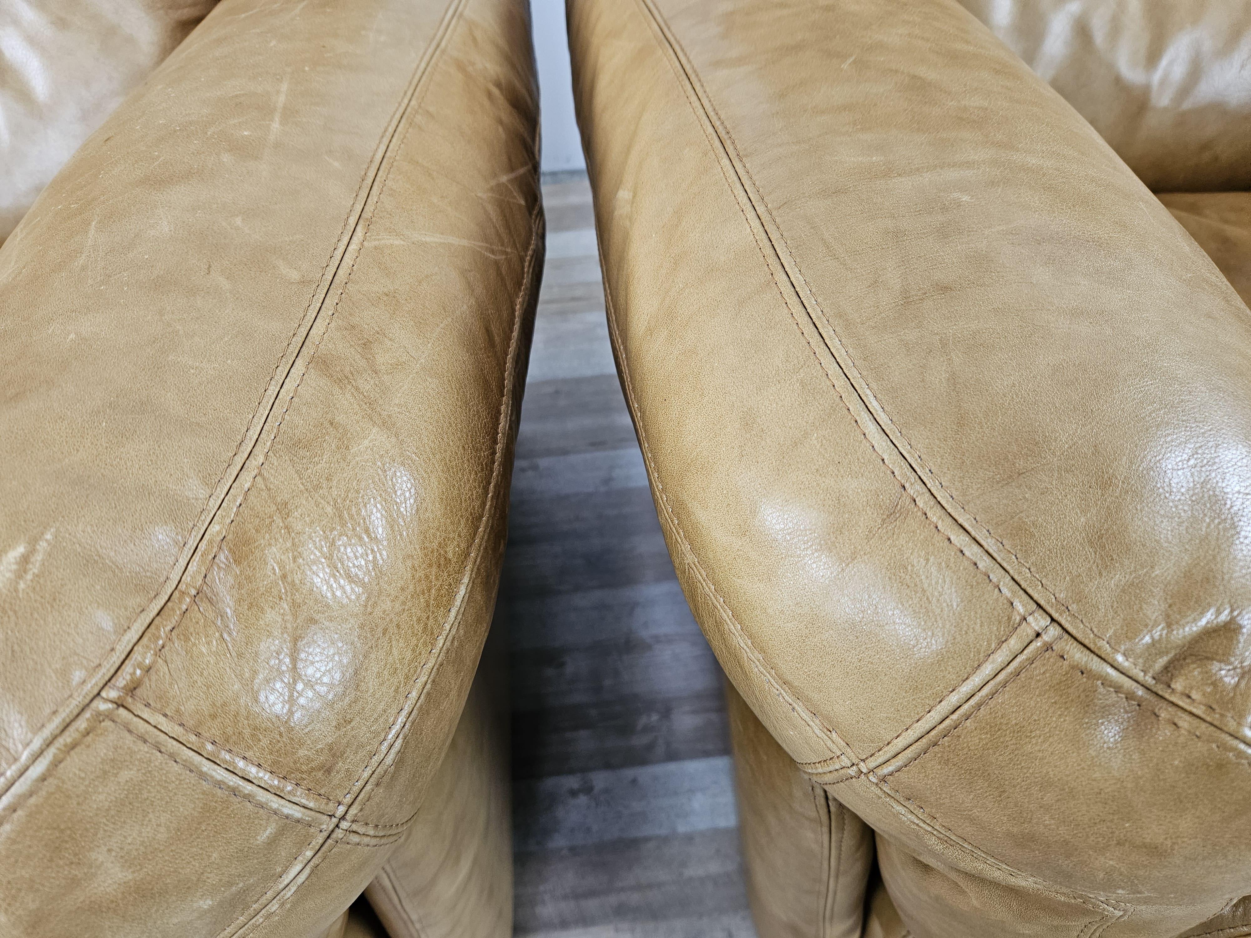 Grands fauteuils rembourrés en cuir couleur camel des années 1970 en vente 3