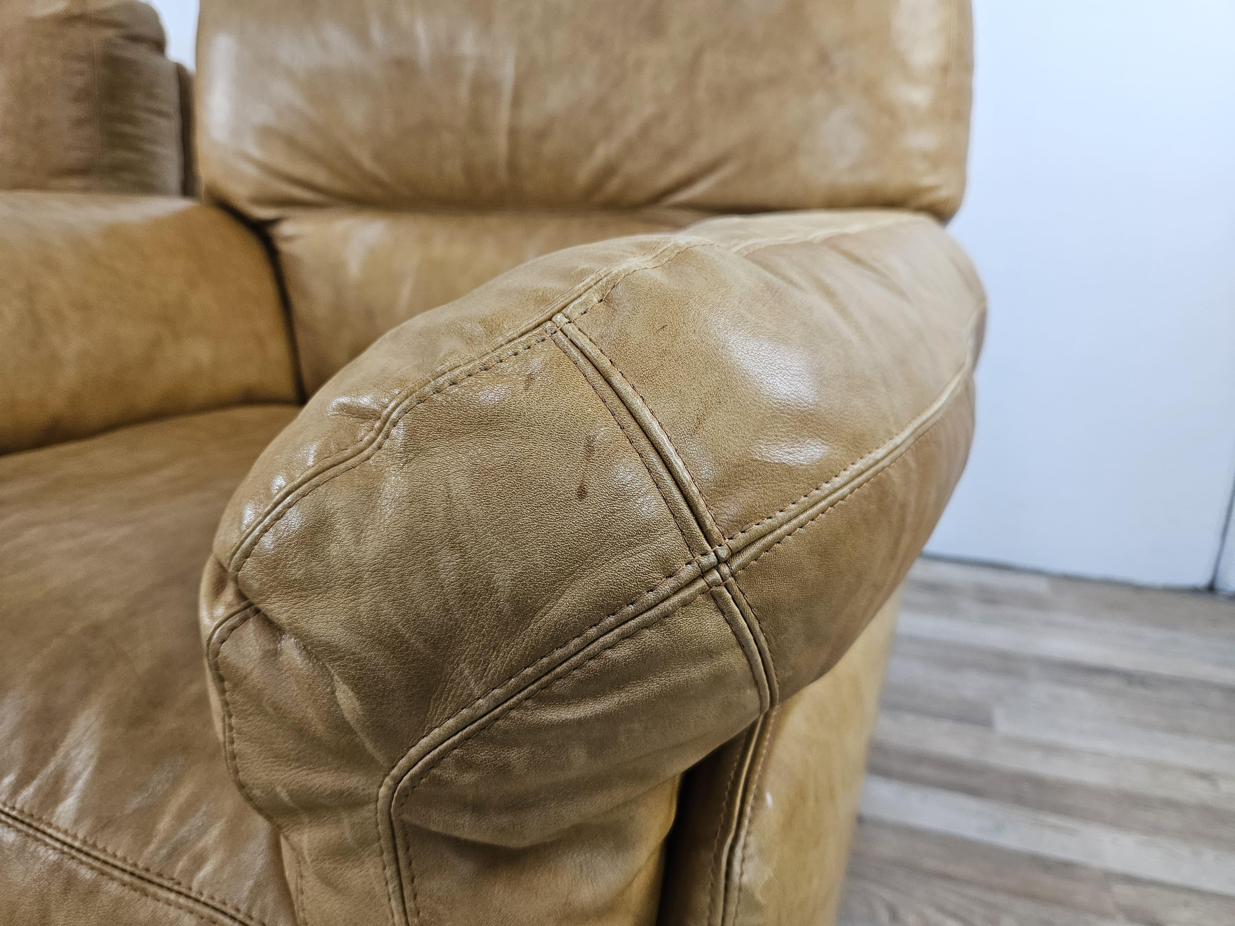 Grands fauteuils rembourrés en cuir couleur camel des années 1970 en vente 4