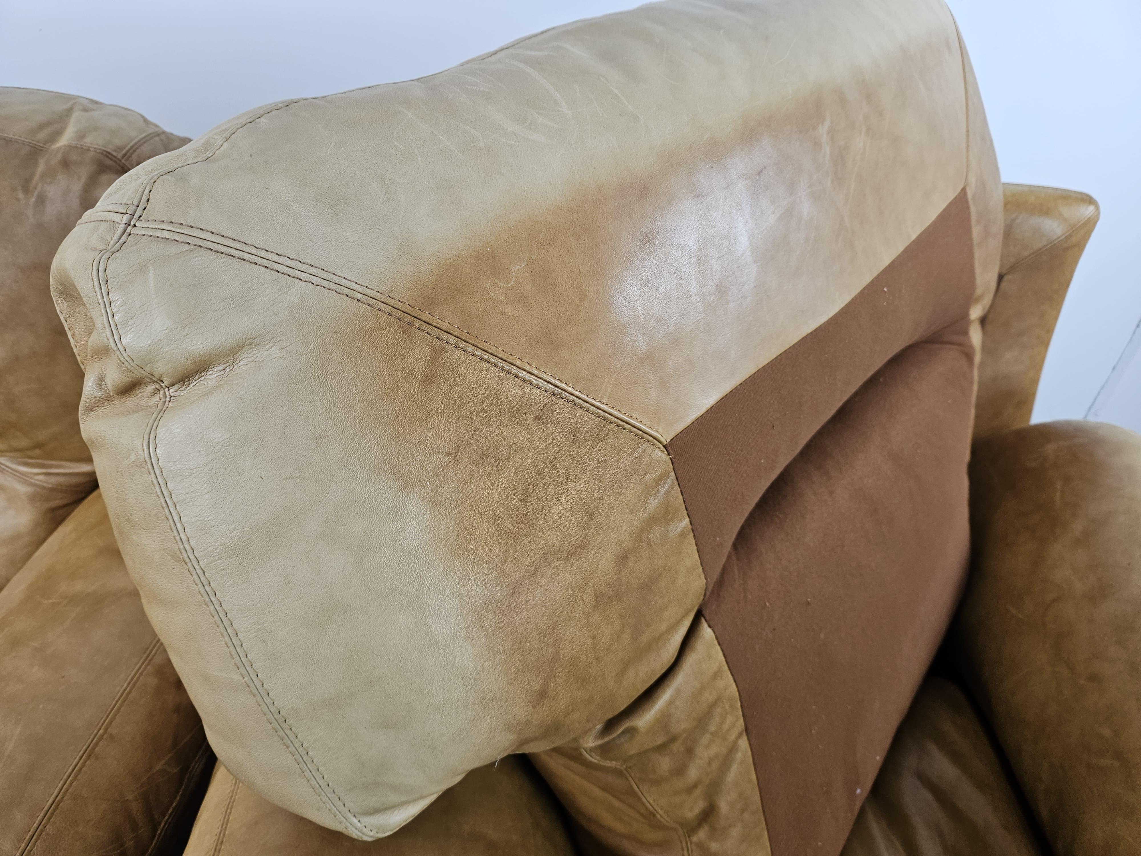 Grands fauteuils rembourrés en cuir couleur camel des années 1970 en vente 7