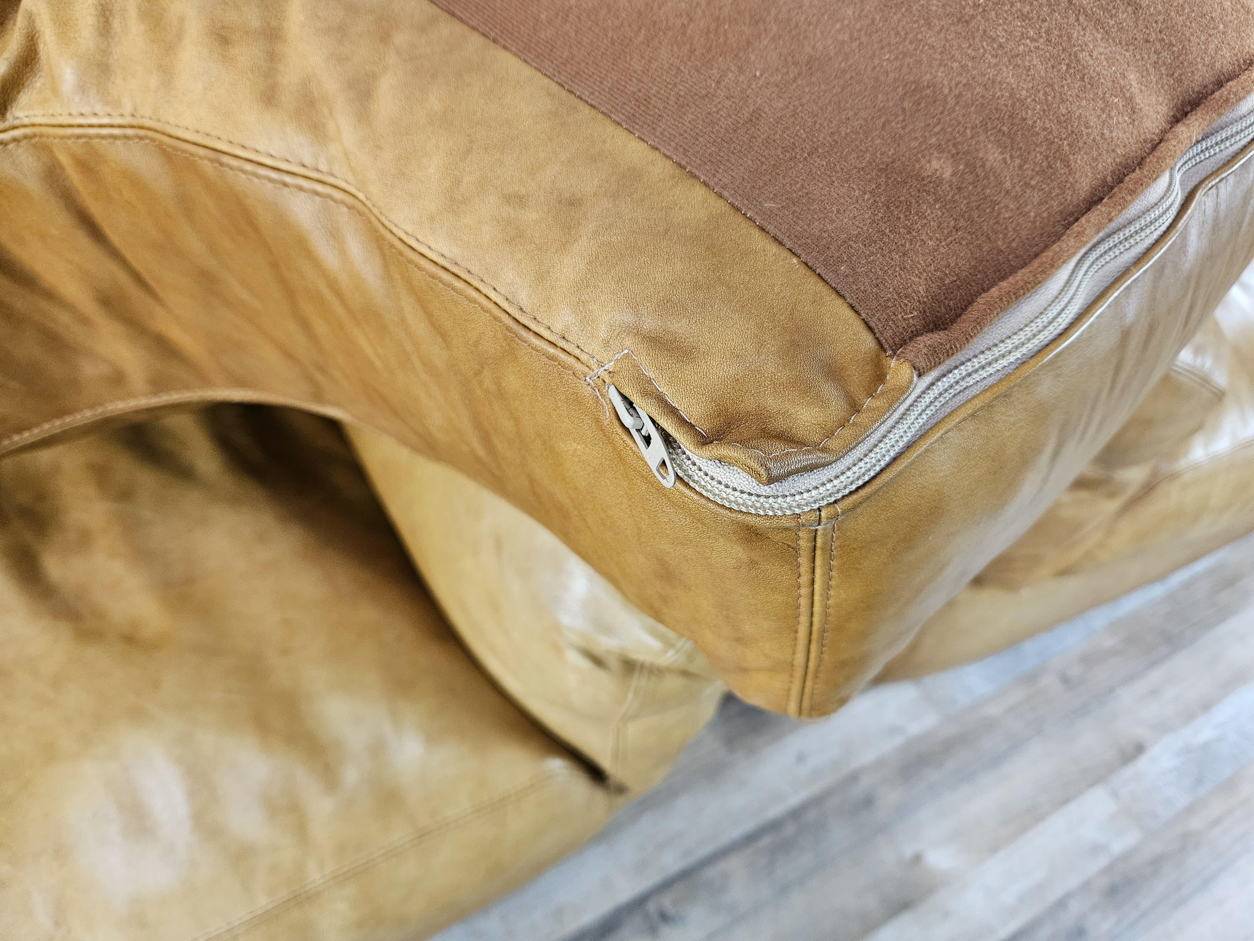 Grands fauteuils rembourrés en cuir couleur camel des années 1970 en vente 9