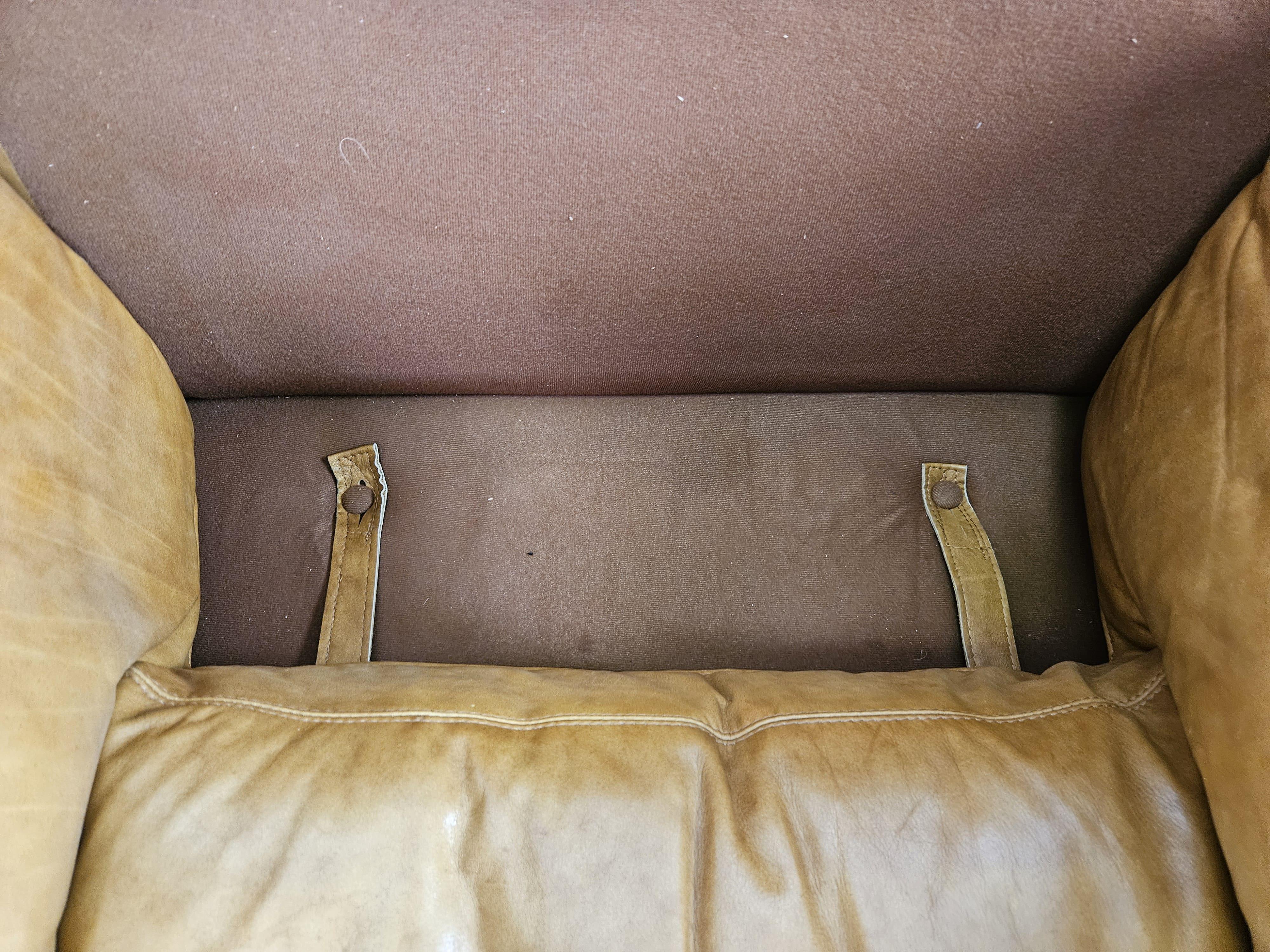 Grands fauteuils rembourrés en cuir couleur camel des années 1970 en vente 10