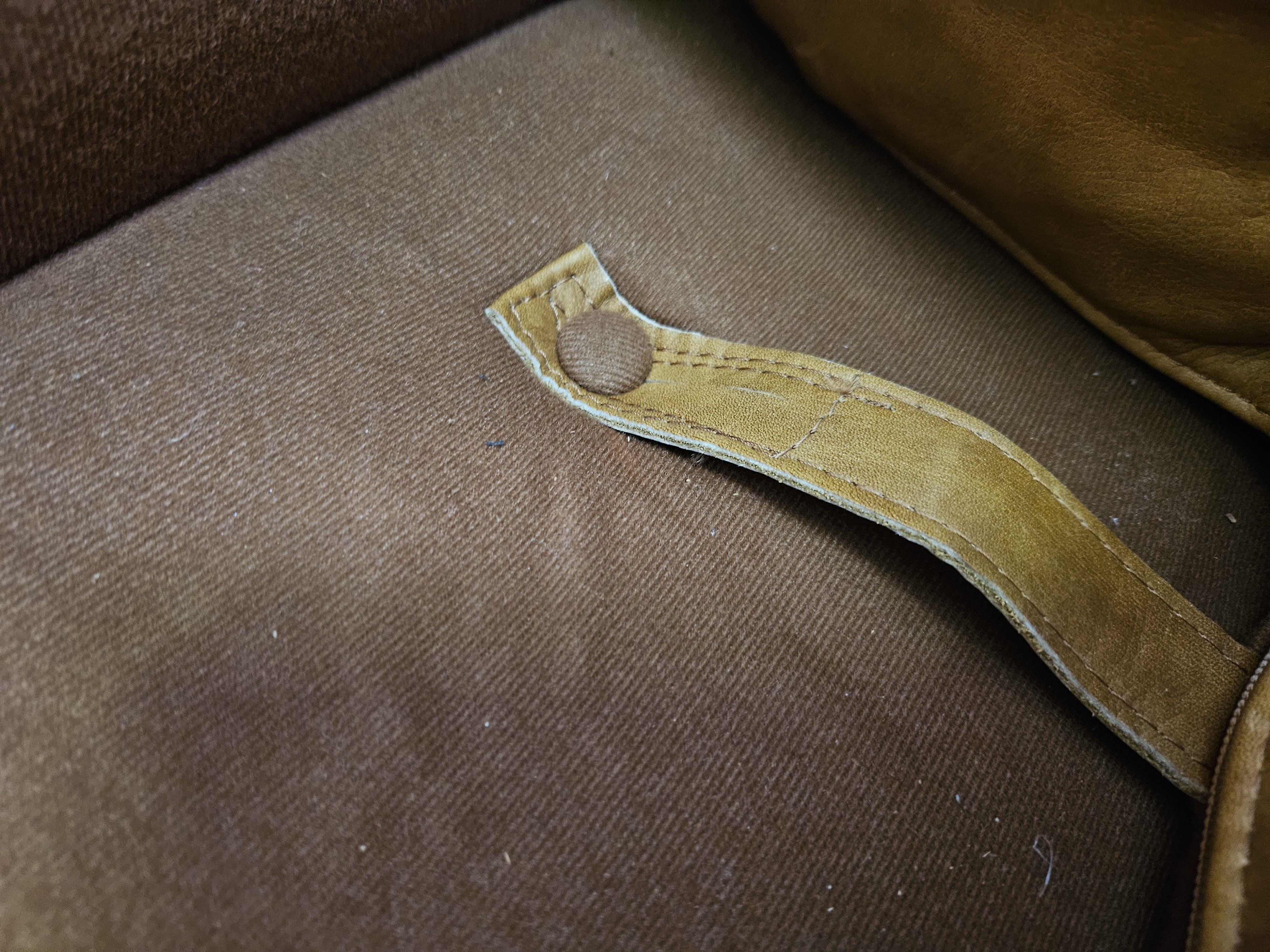 Grands fauteuils rembourrés en cuir couleur camel des années 1970 en vente 11