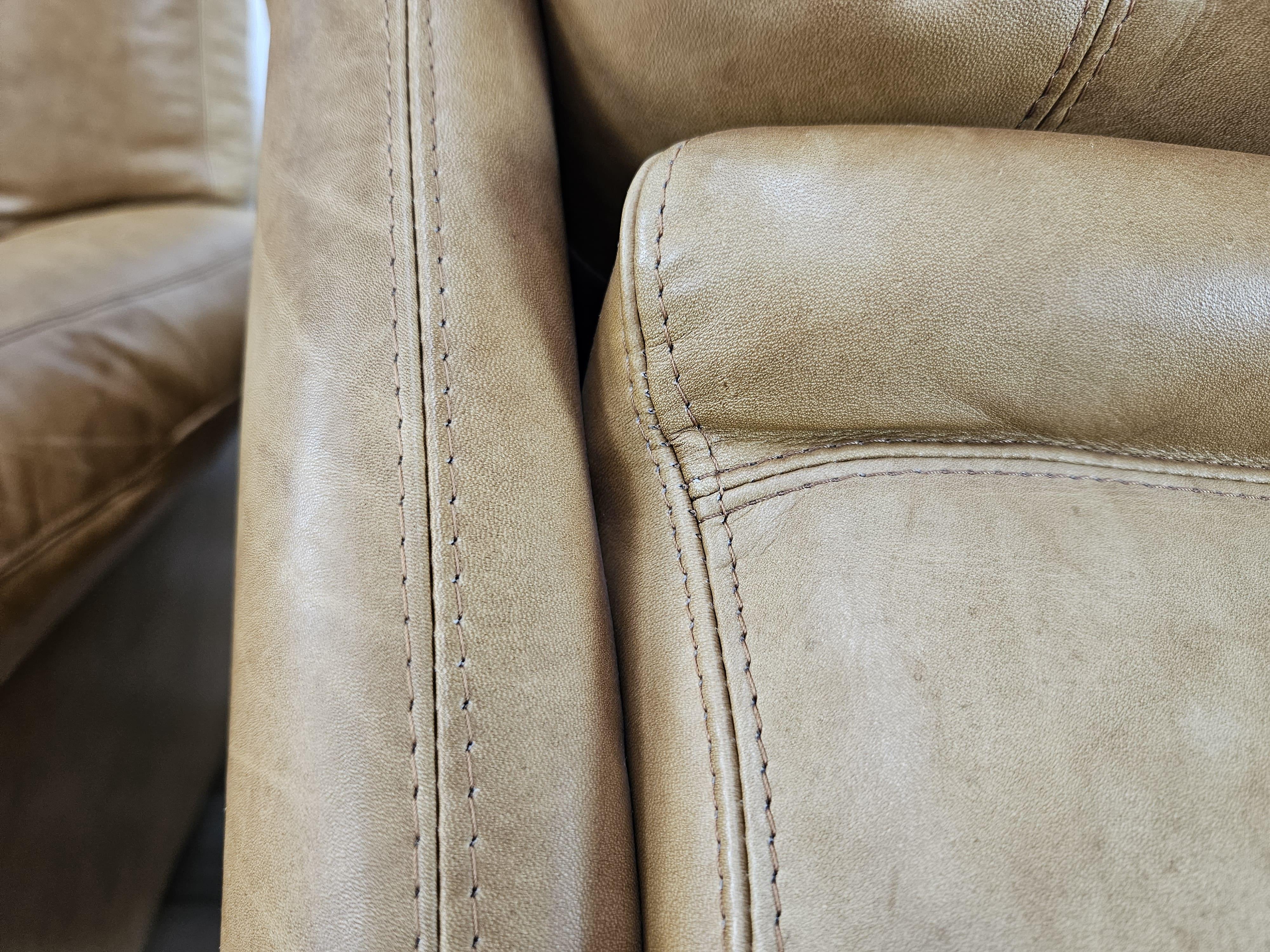 Grands fauteuils rembourrés en cuir couleur camel des années 1970 en vente 12