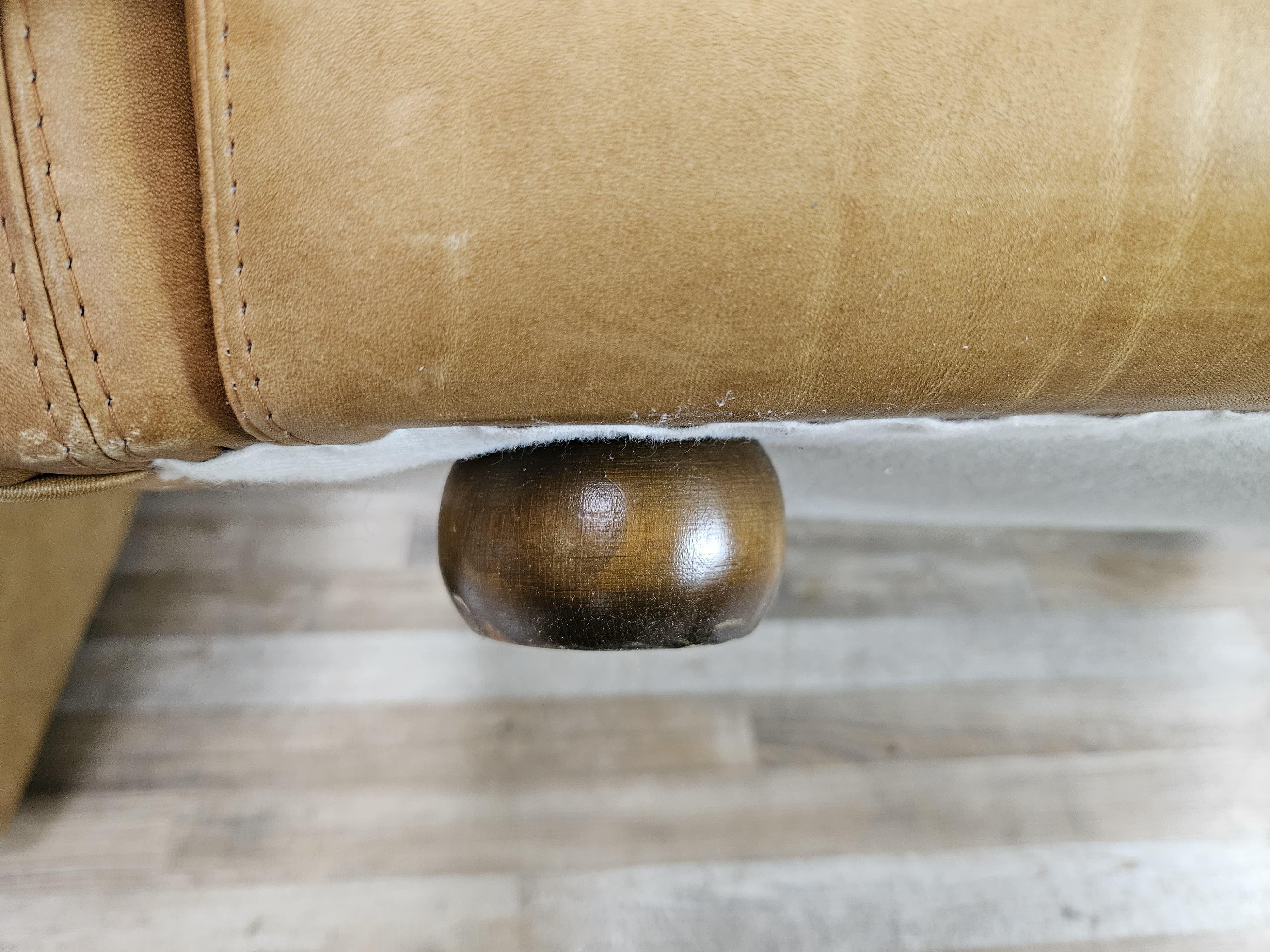 Grands fauteuils rembourrés en cuir couleur camel des années 1970 en vente 13